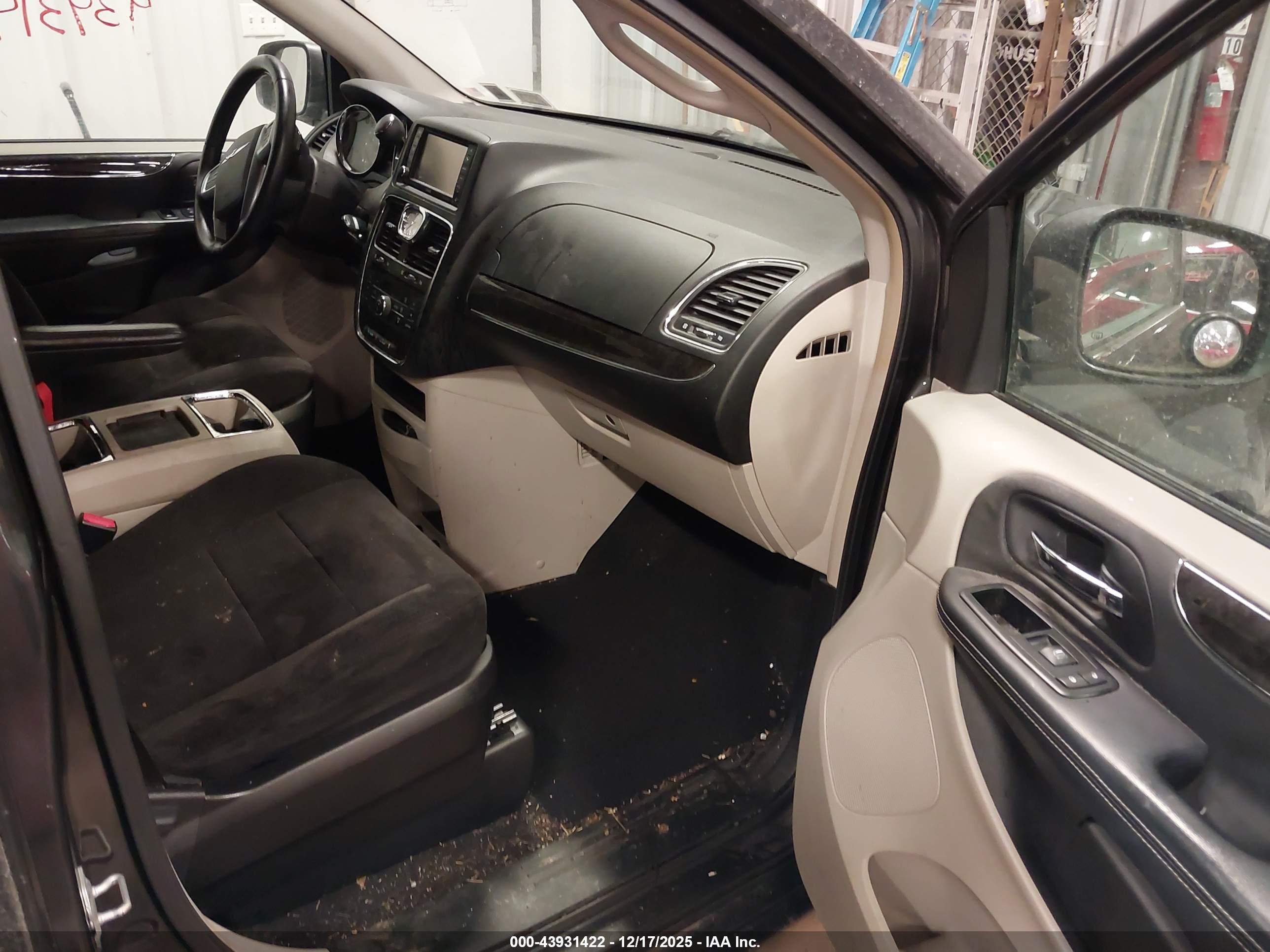 CHRYSLER TOWN image 5