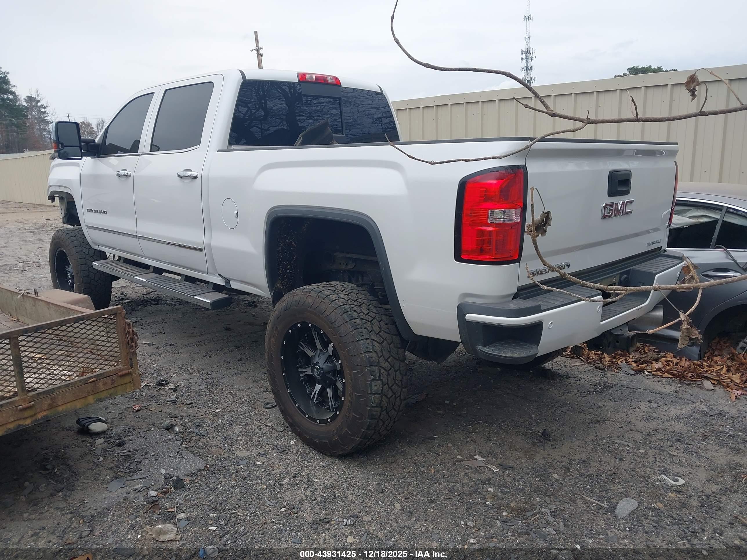 GMC SIERRA image 3