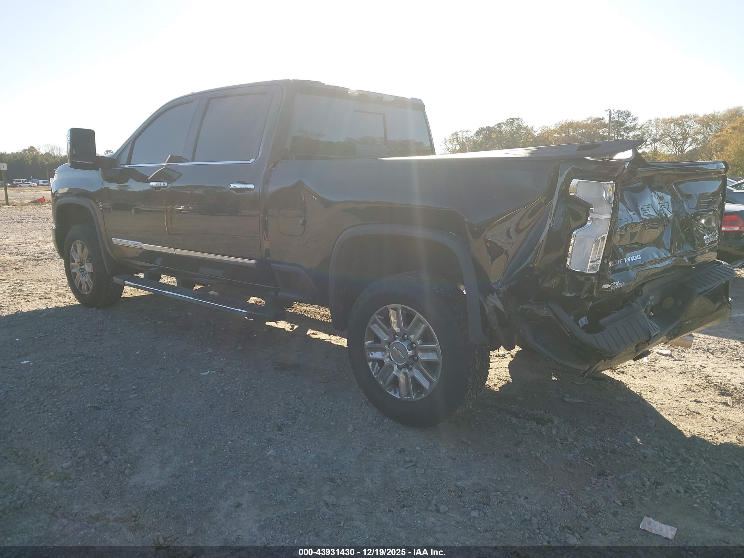 CHEVROLET SILVERADO image 3