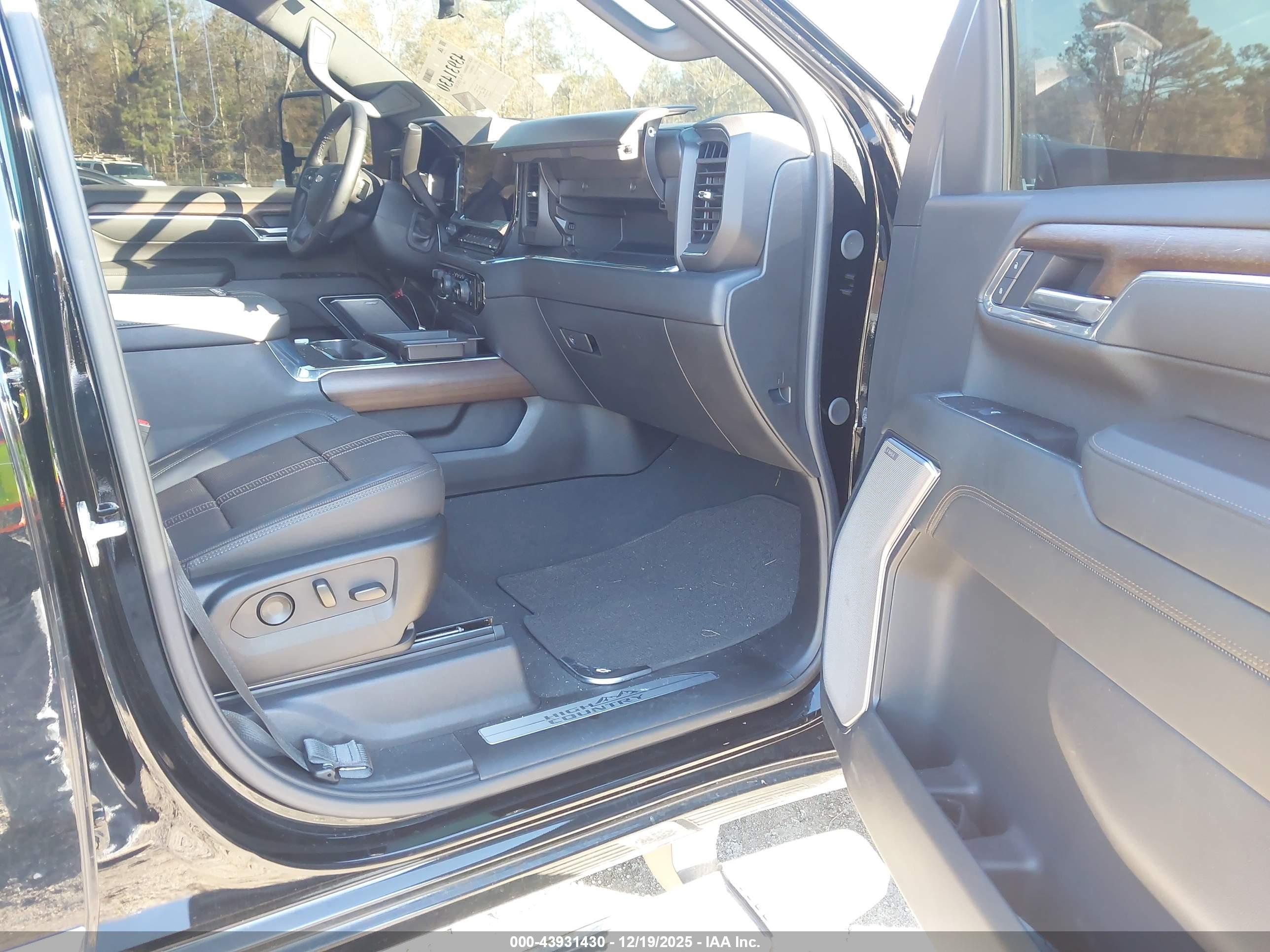 CHEVROLET SILVERADO image 5