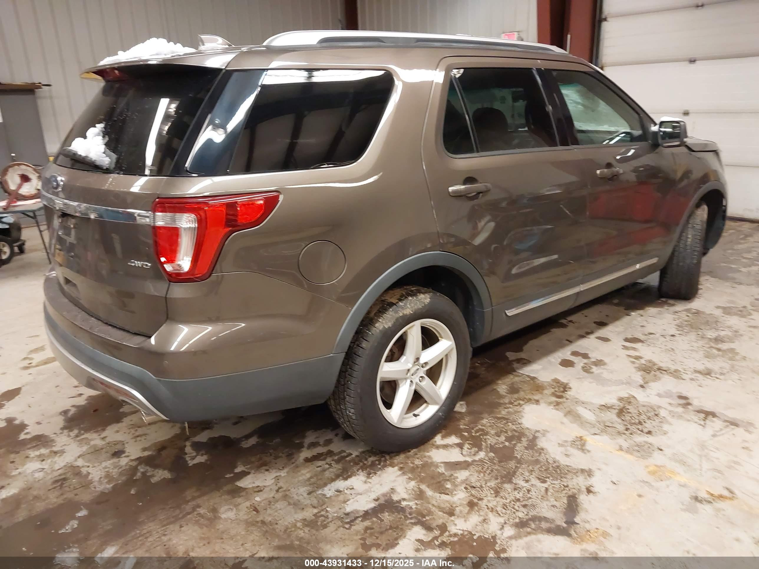 FORD EXPLORER image 4