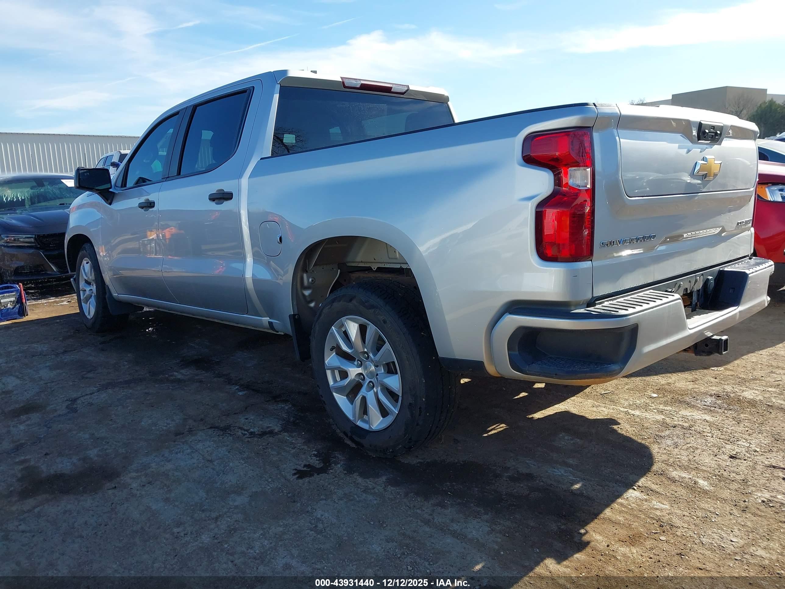 CHEVROLET SILVERADO image 3