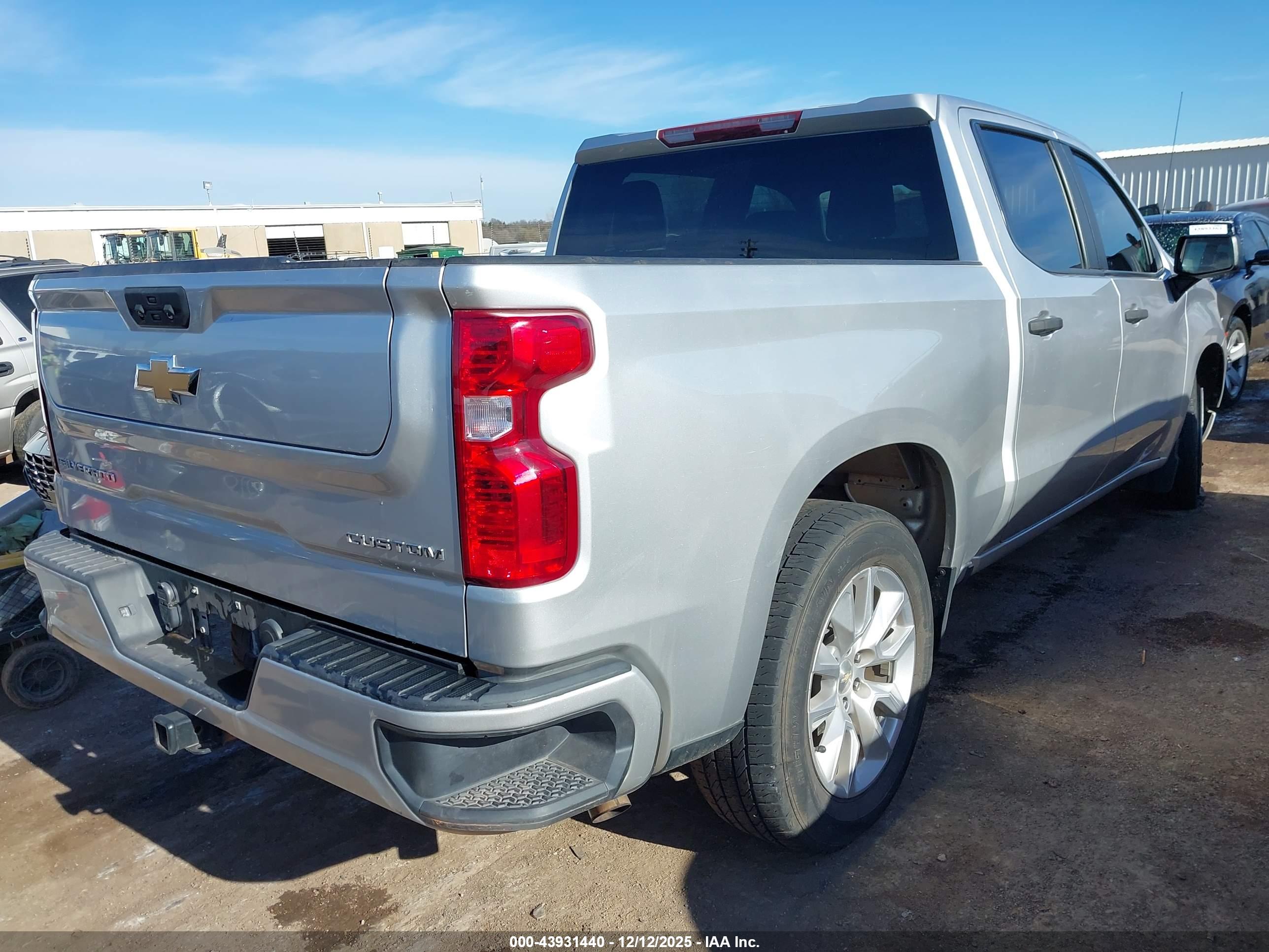 CHEVROLET SILVERADO image 4