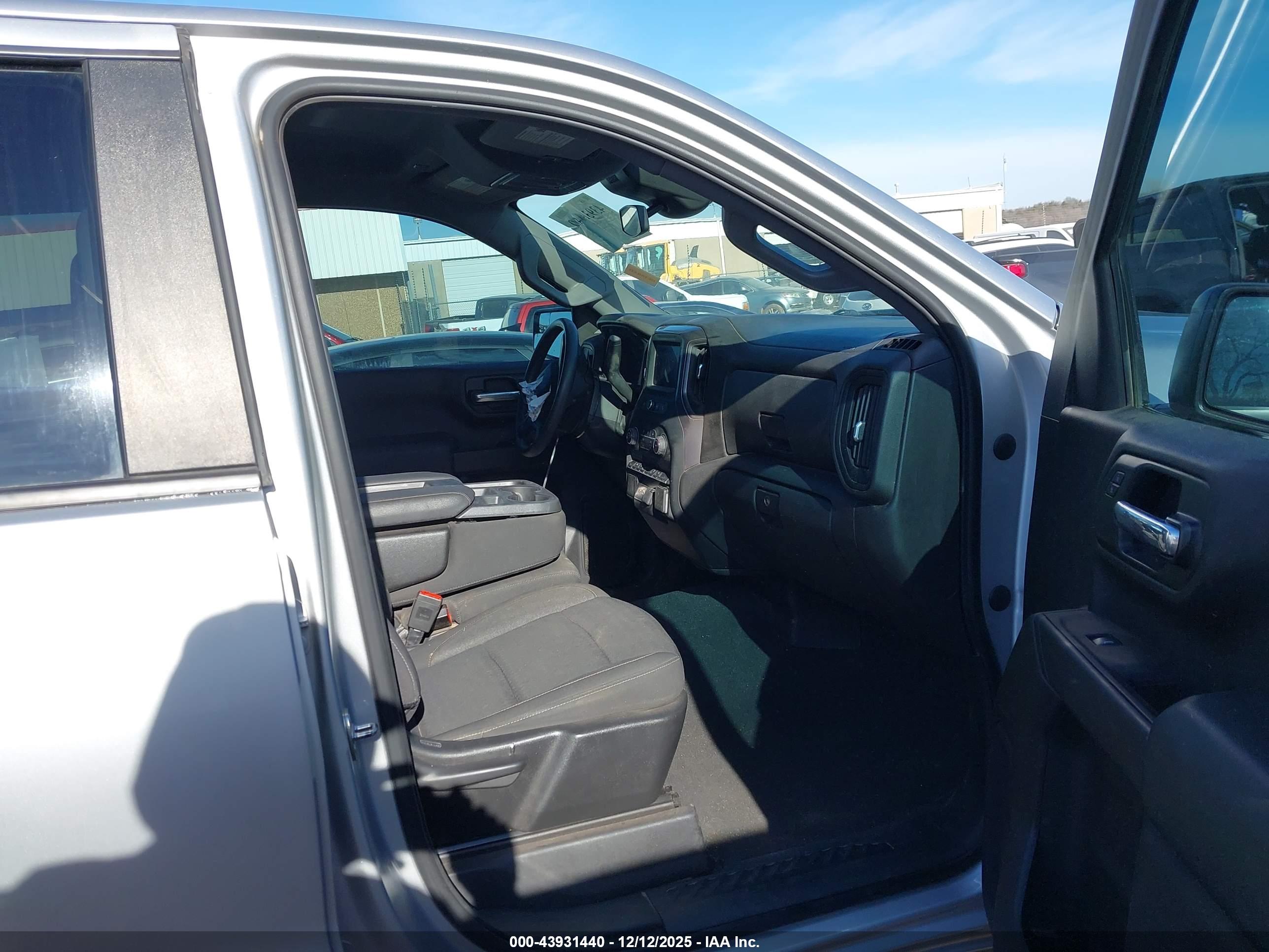 CHEVROLET SILVERADO image 5