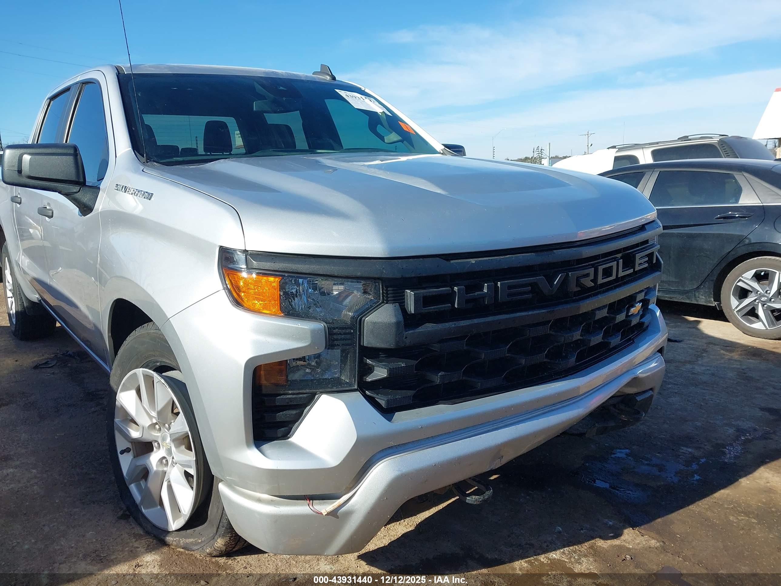 CHEVROLET SILVERADO image 6