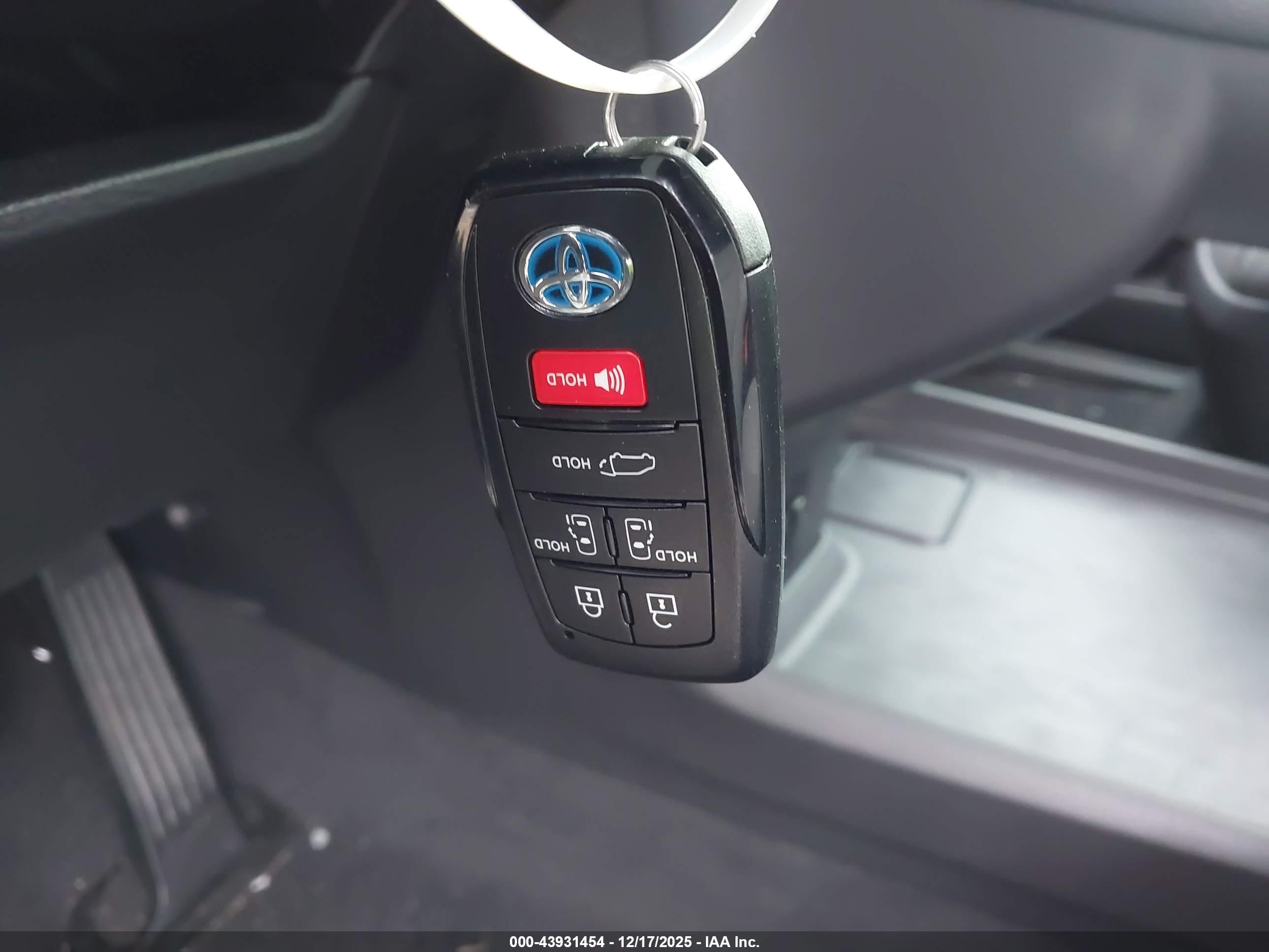 TOYOTA SIENNA image 11