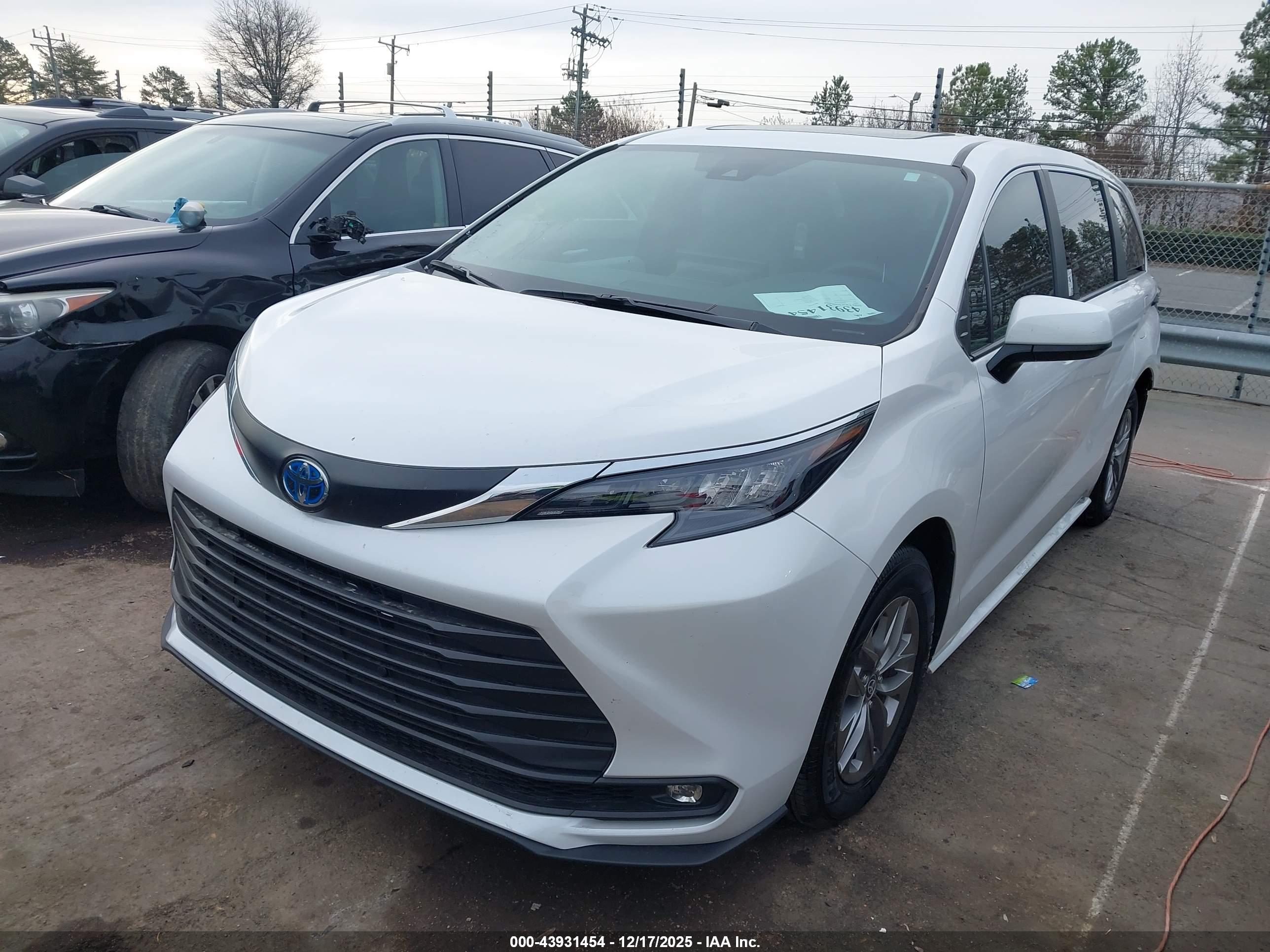 TOYOTA SIENNA image 2