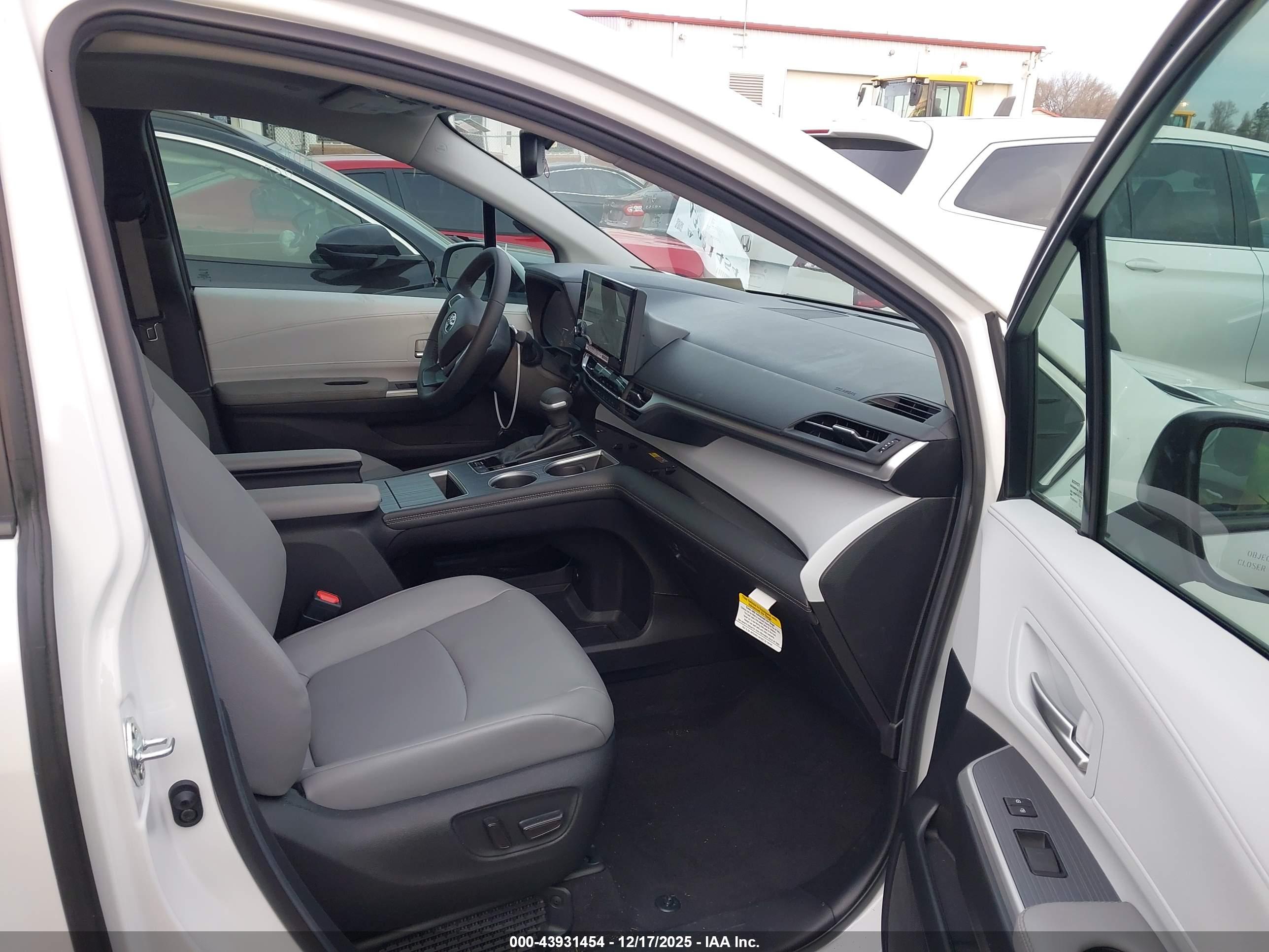 TOYOTA SIENNA image 5