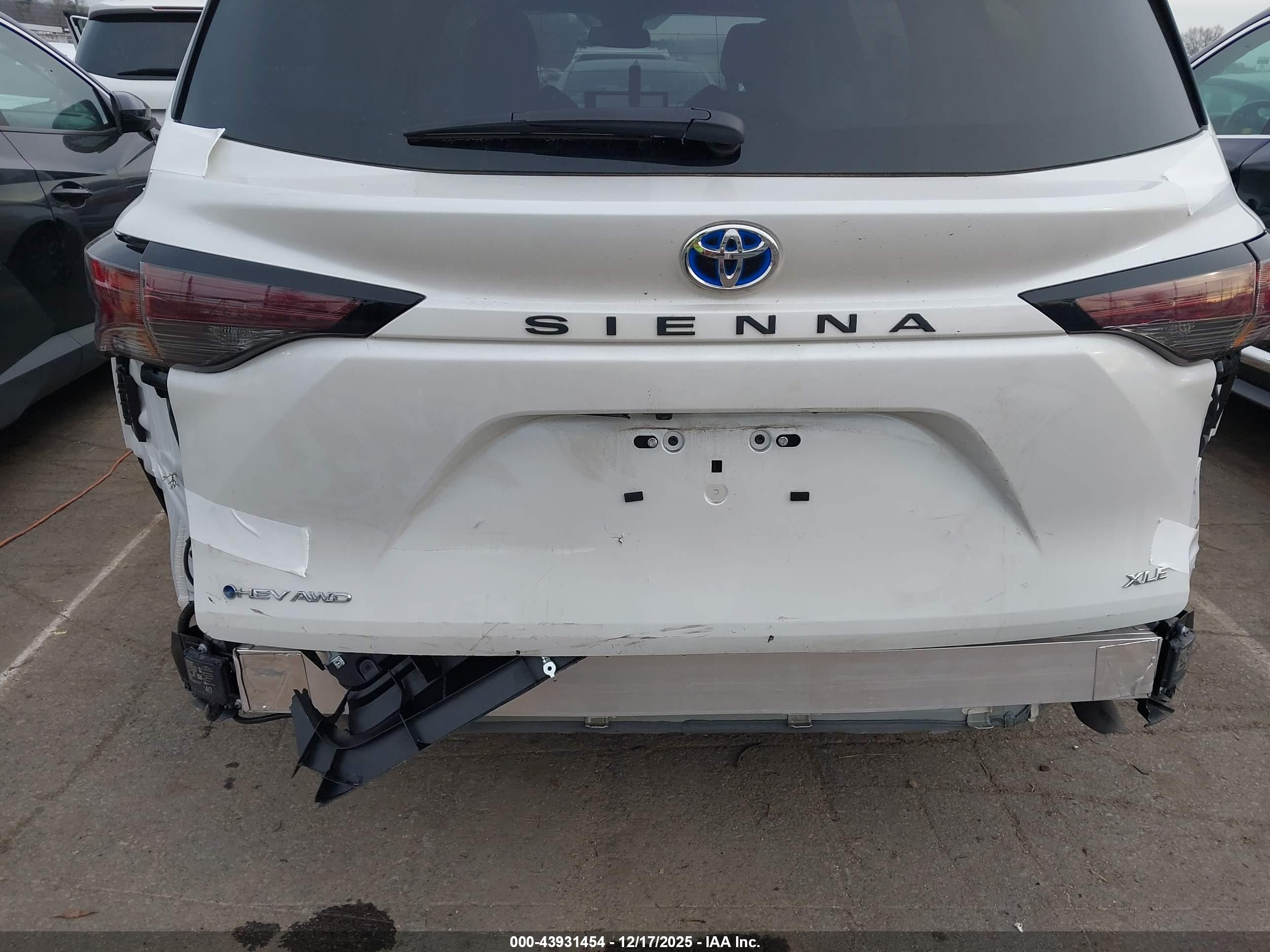 TOYOTA SIENNA image 6