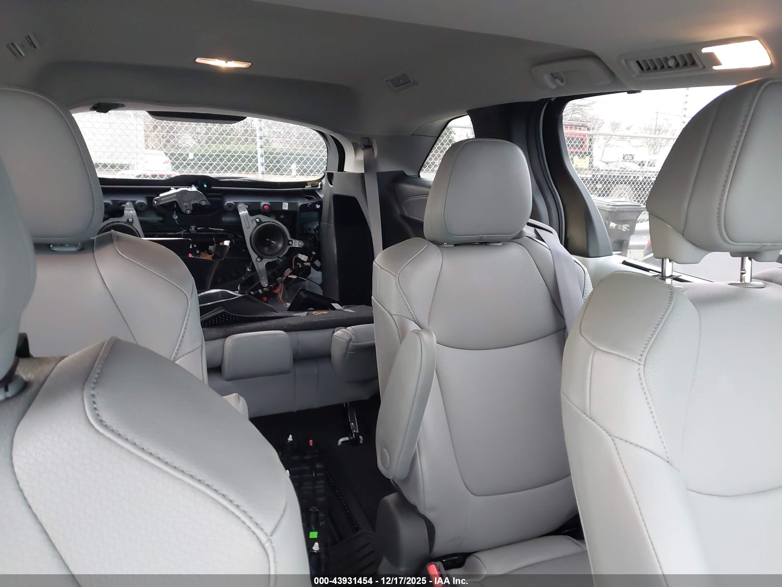 TOYOTA SIENNA image 8