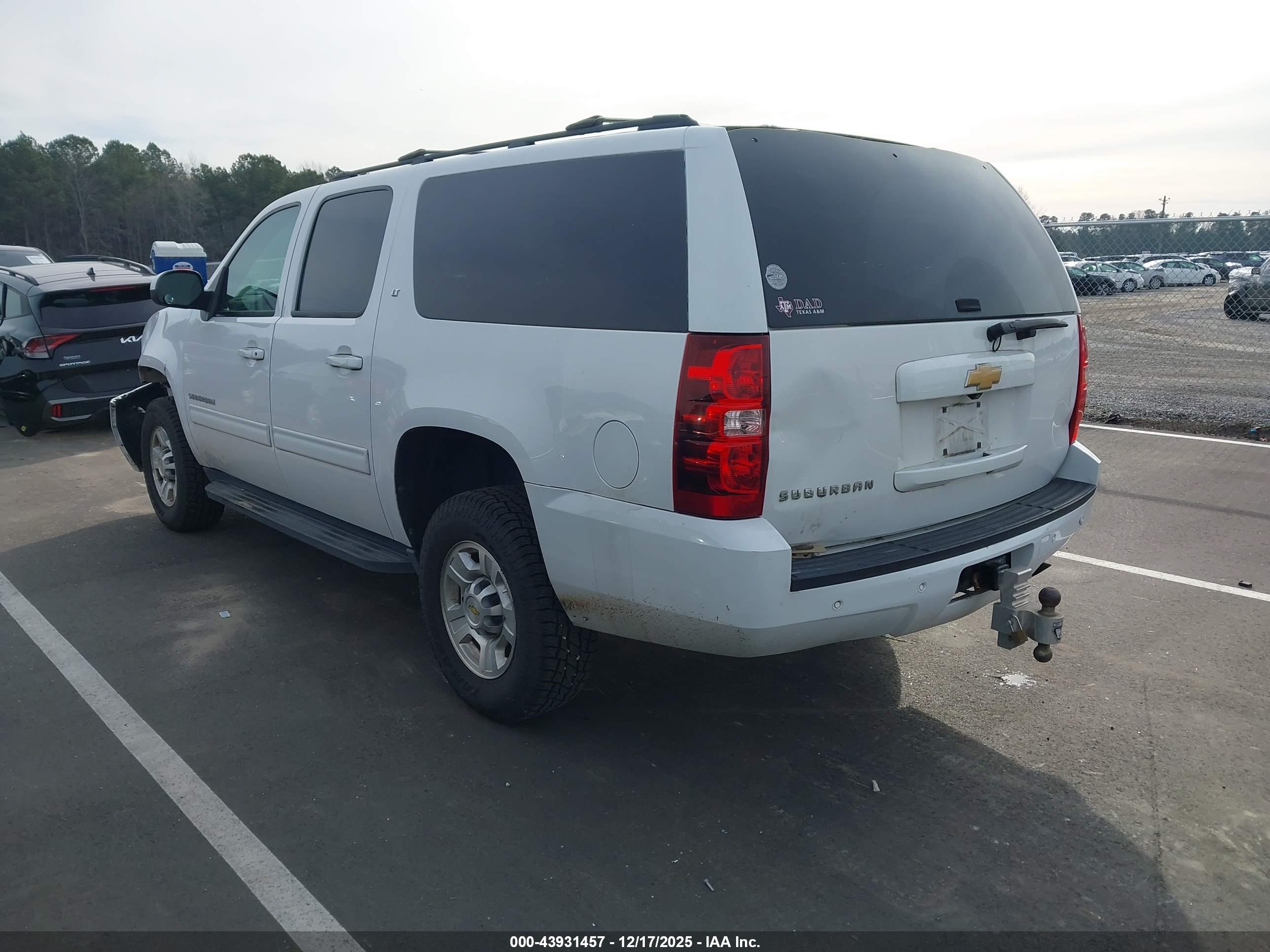 CHEVROLET SUBURBAN image 3