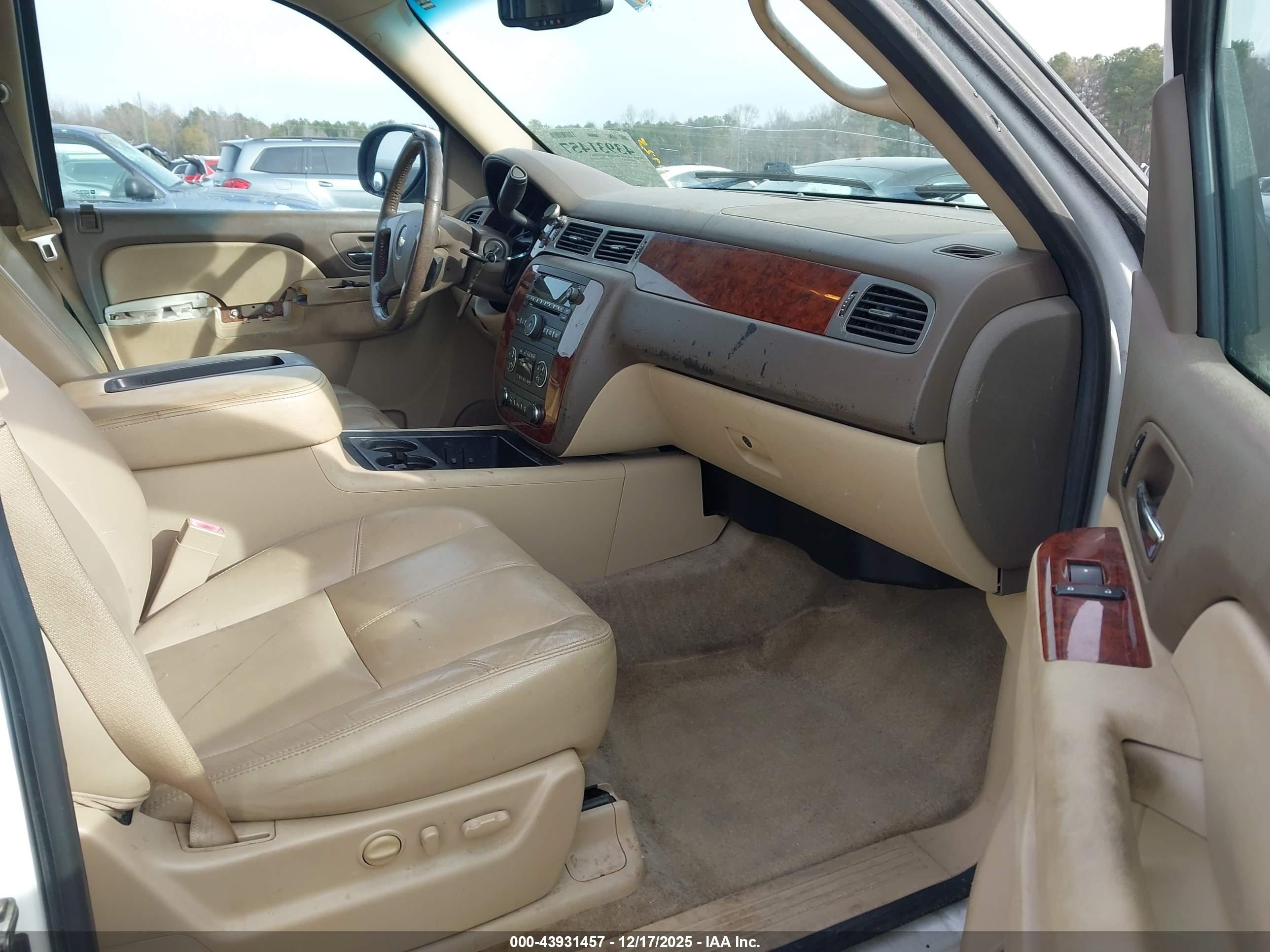 CHEVROLET SUBURBAN image 5