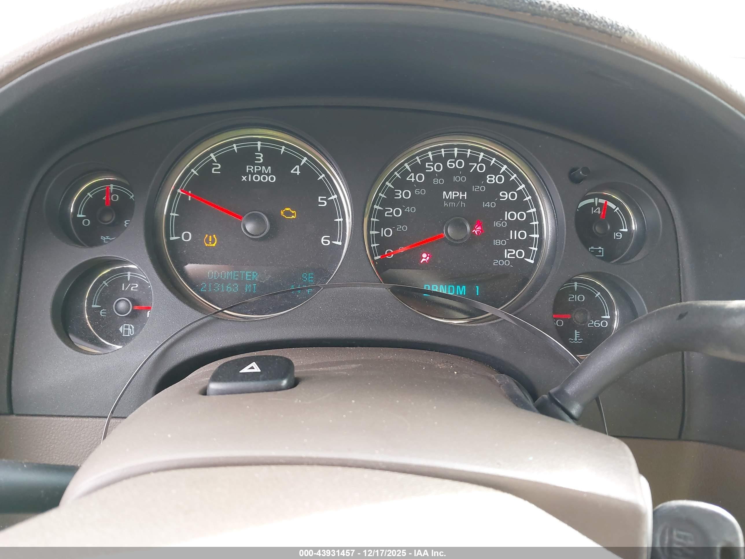 CHEVROLET SUBURBAN image 7