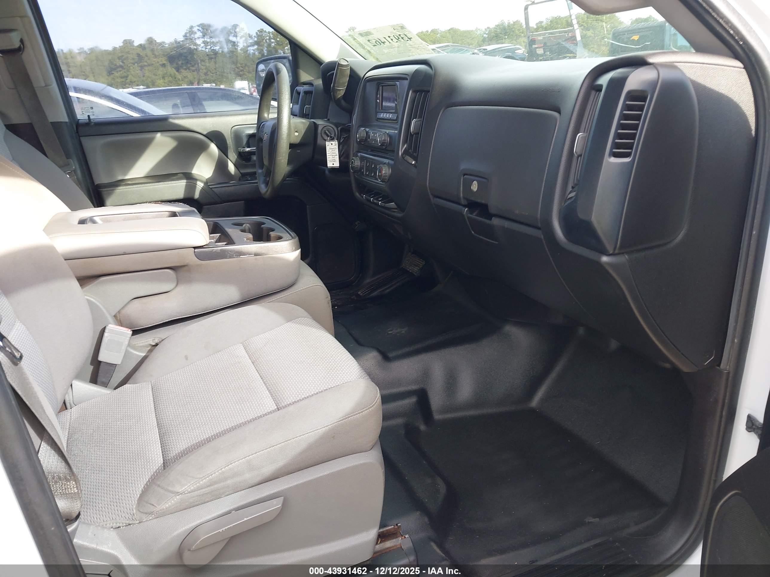 CHEVROLET SILVERADO image 5