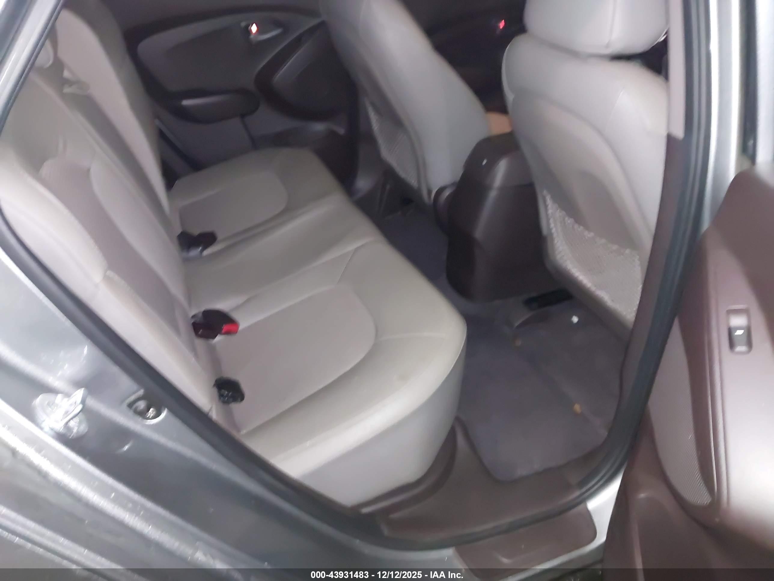 HYUNDAI TUCSON image 8
