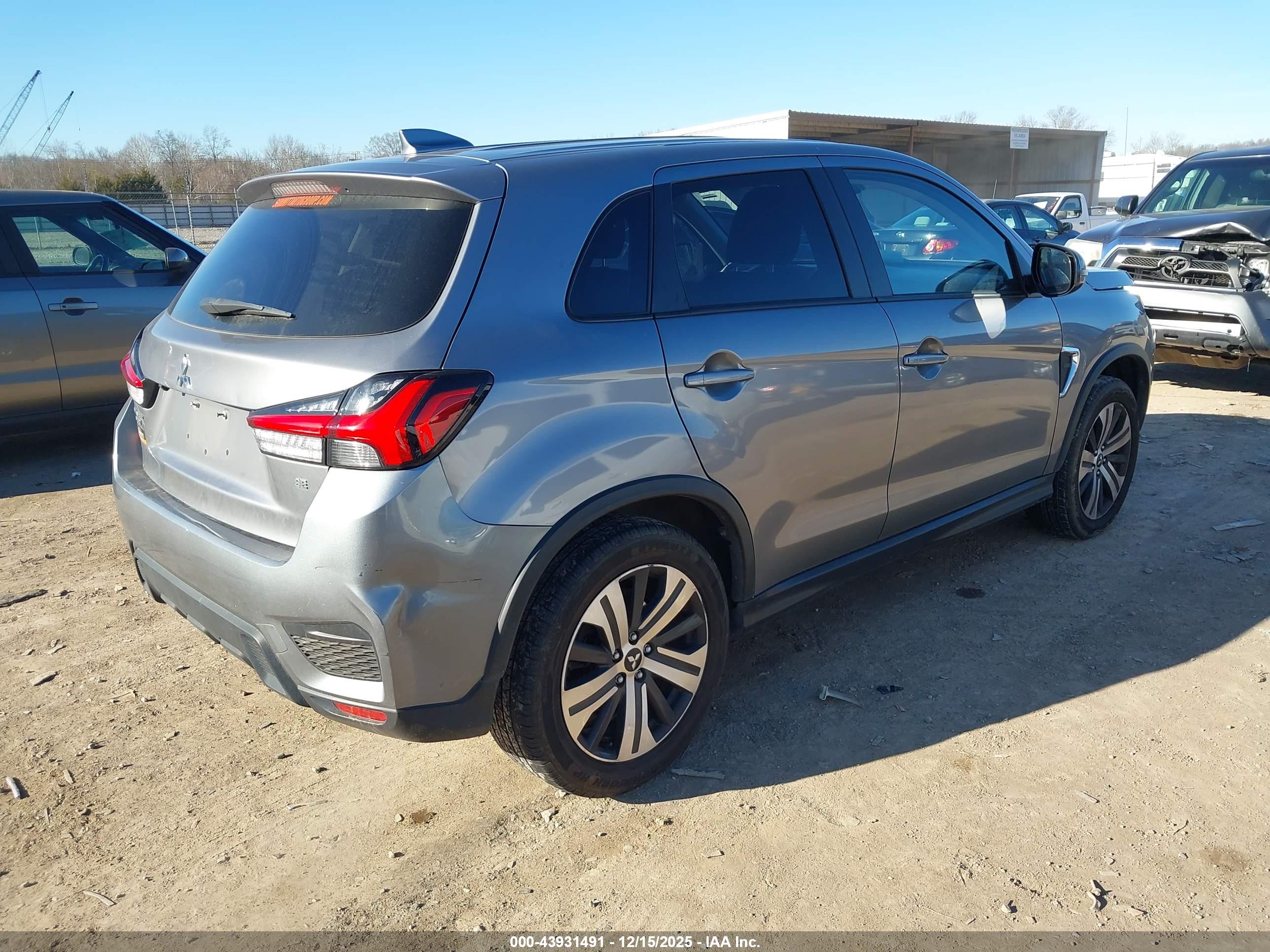 MITSUBISHI OUTLANDER image 4