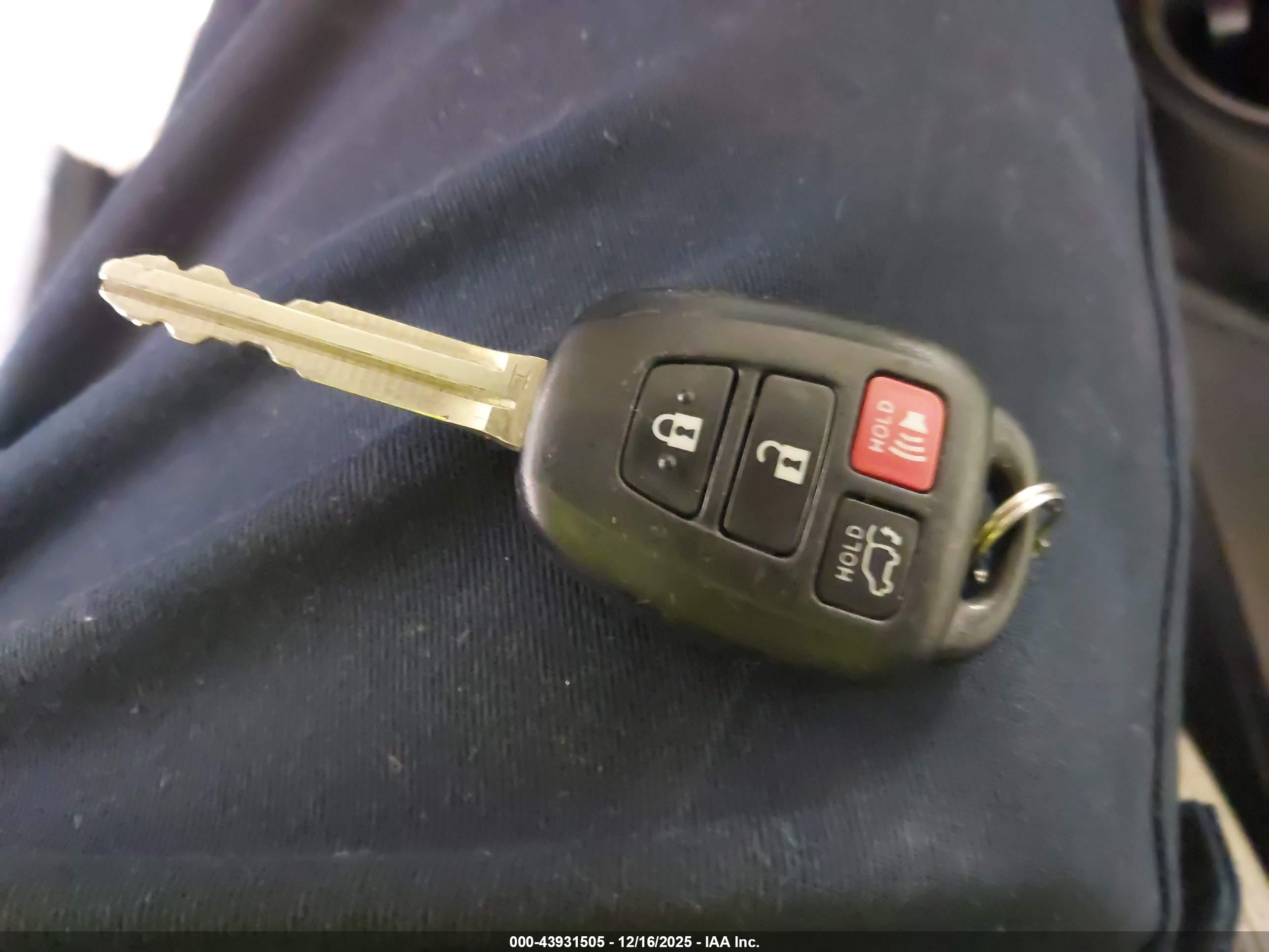 TOYOTA RAV4 image 11