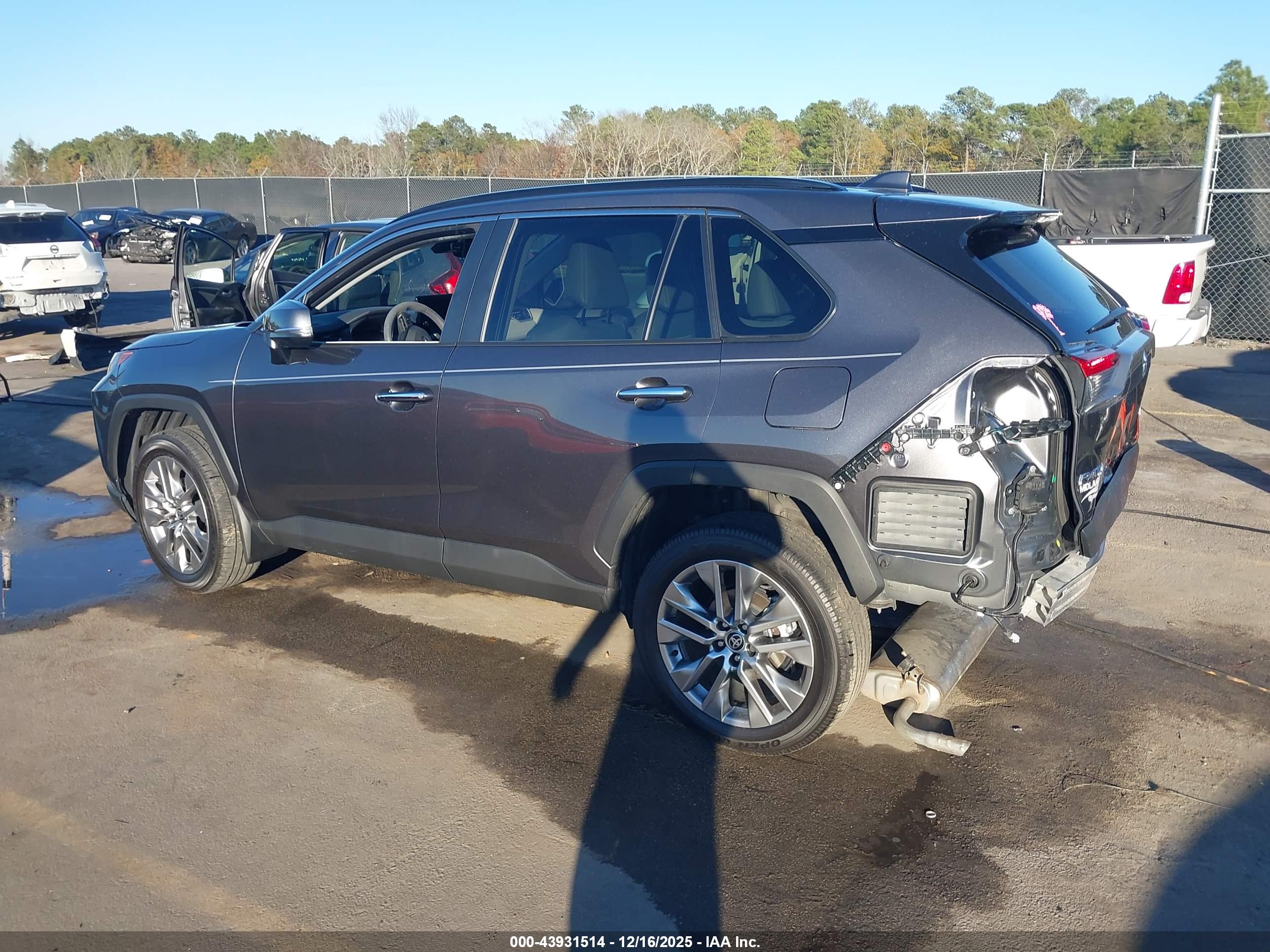 TOYOTA RAV4 image 3