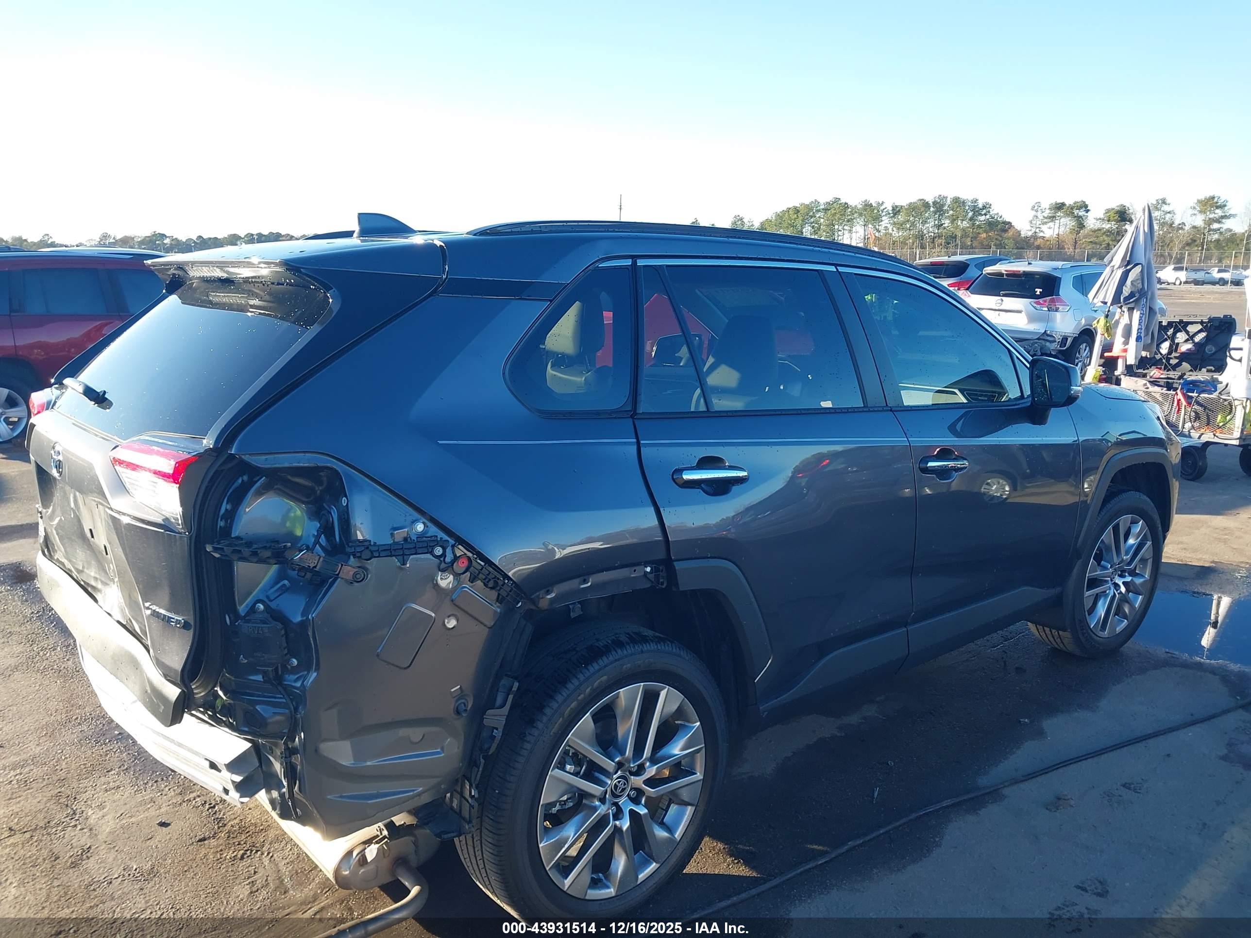 TOYOTA RAV4 image 4
