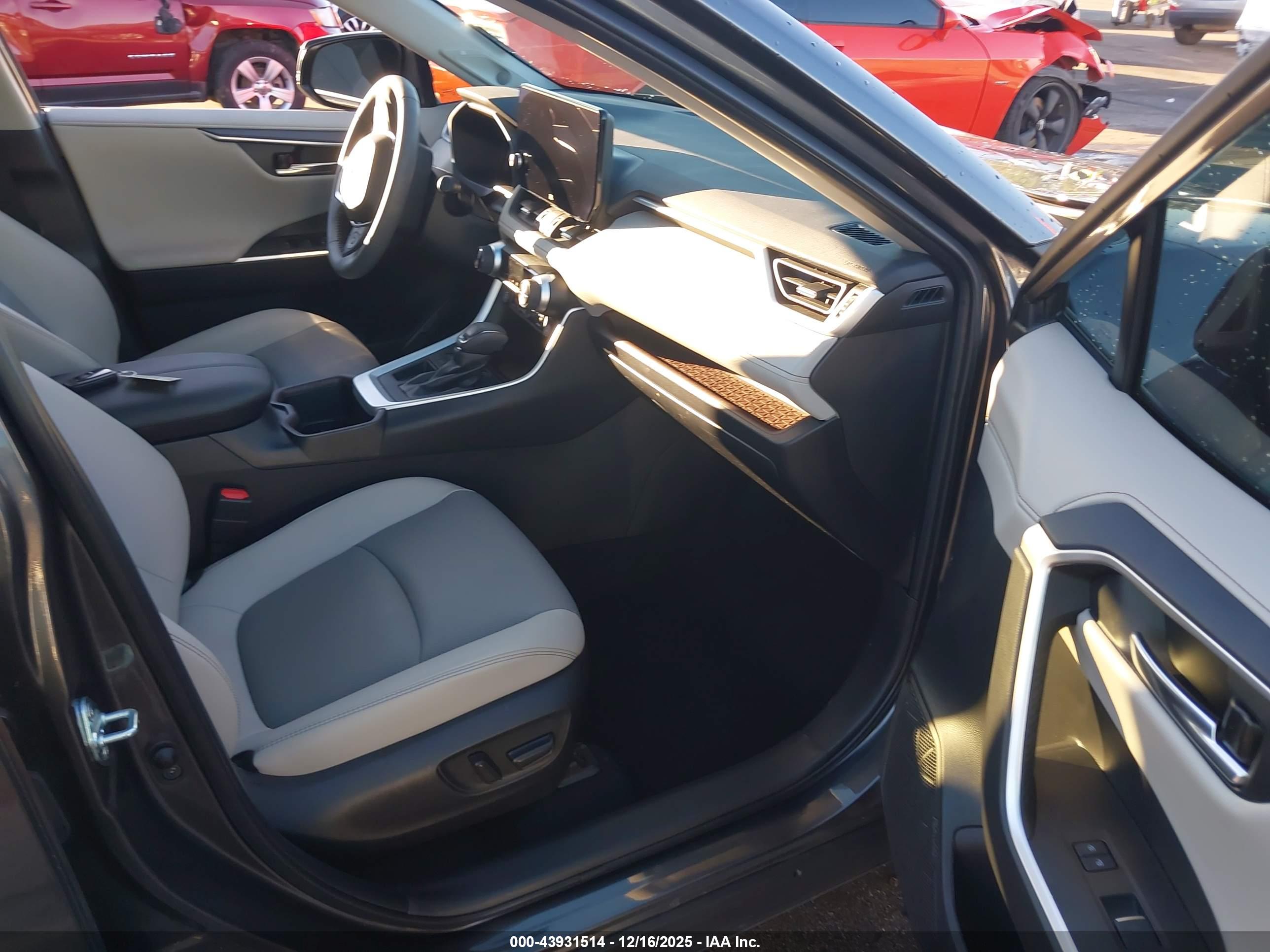 TOYOTA RAV4 image 5