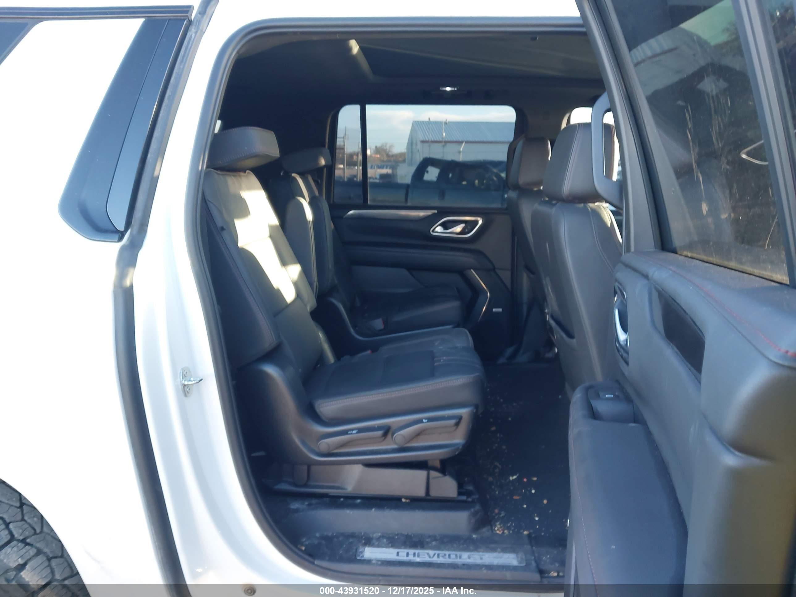 CHEVROLET SUBURBAN image 8