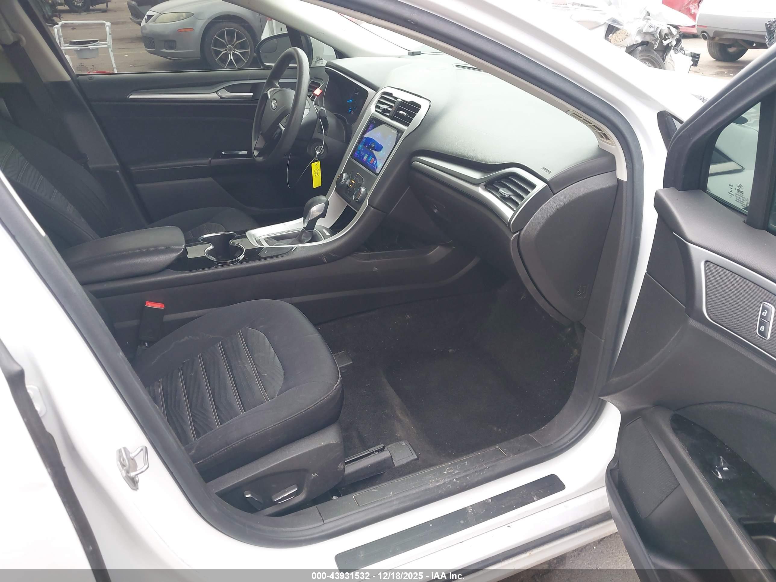 FORD FUSION image 5