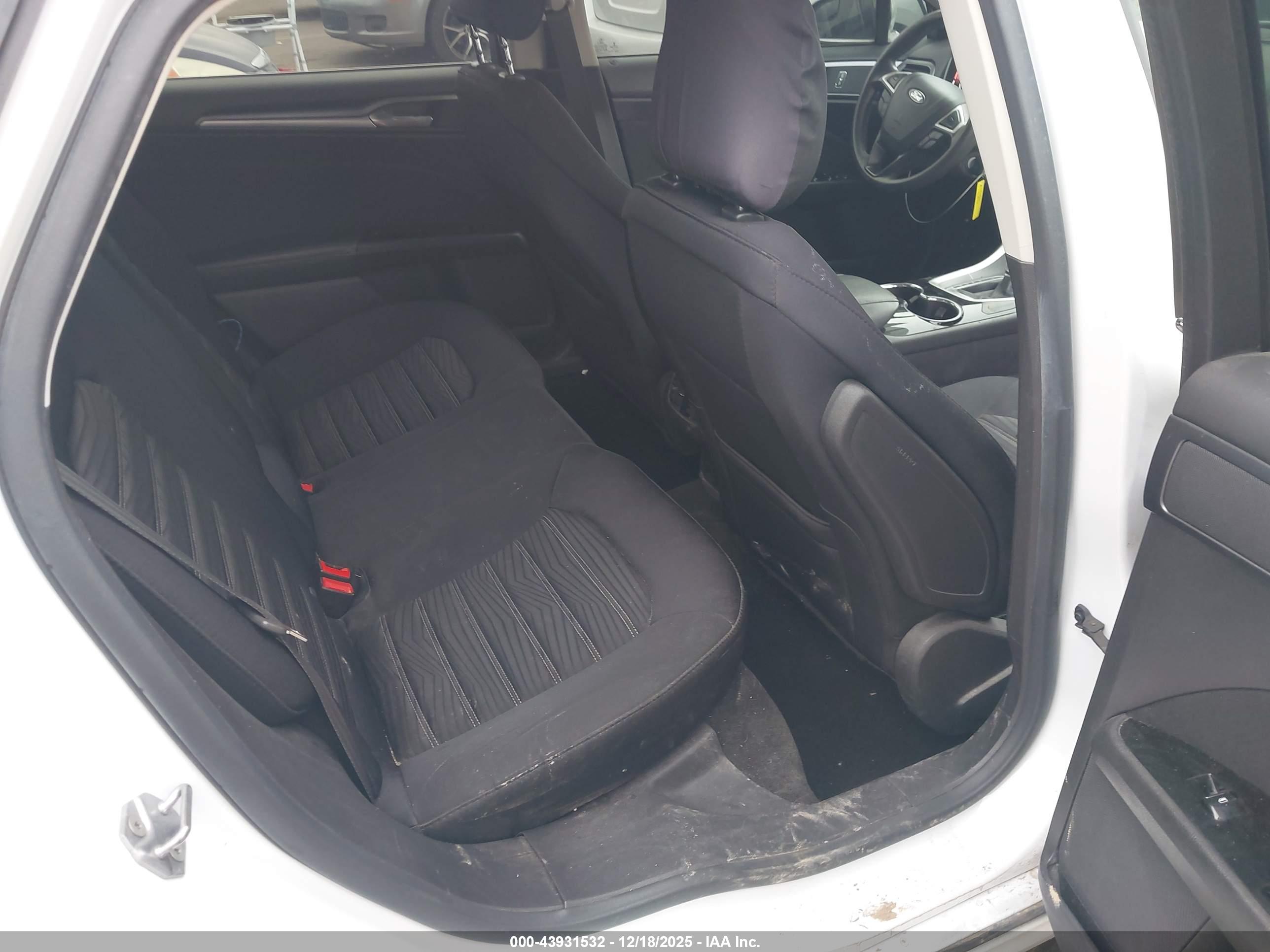 FORD FUSION image 8