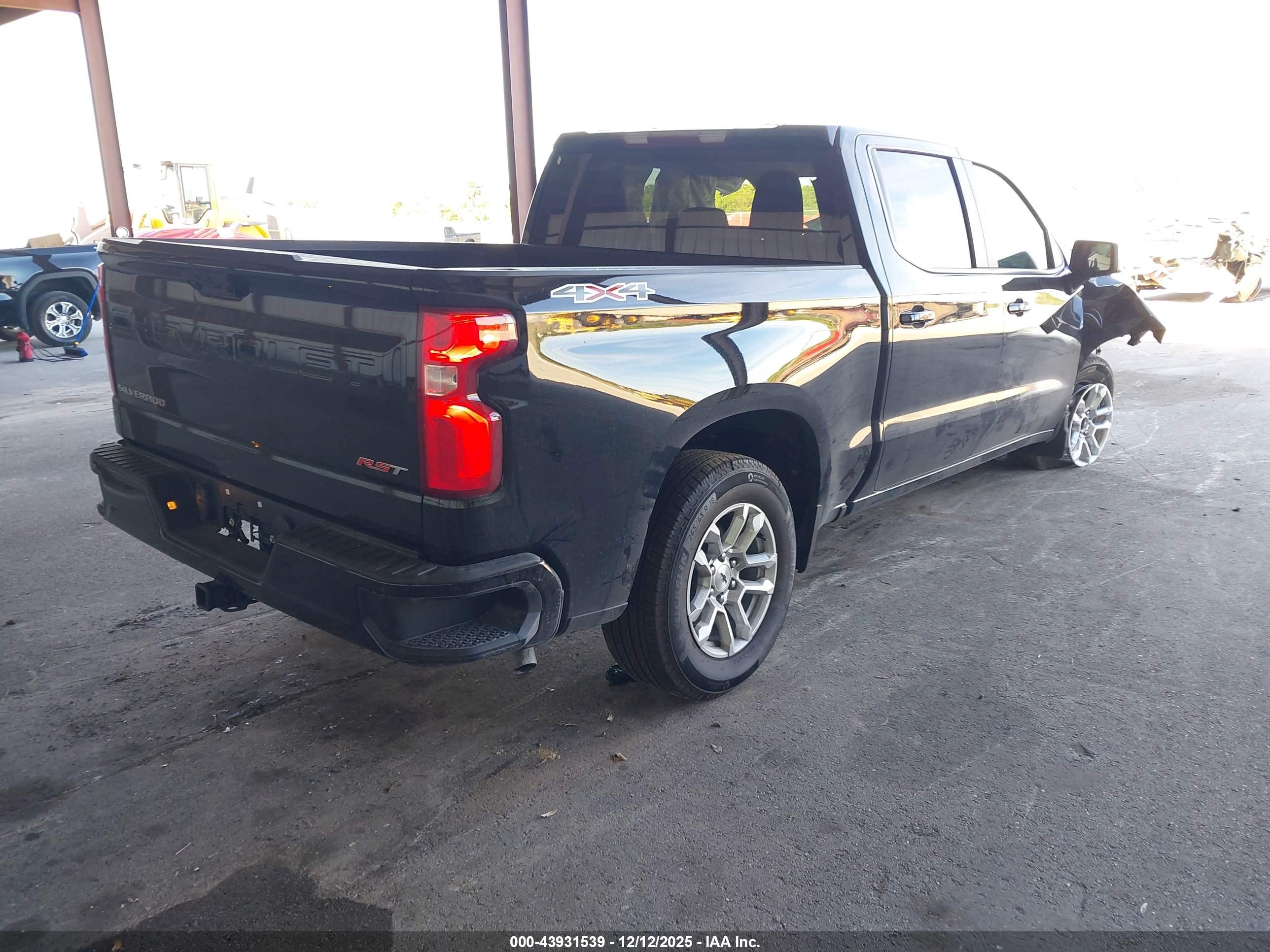 CHEVROLET SILVERADO image 4