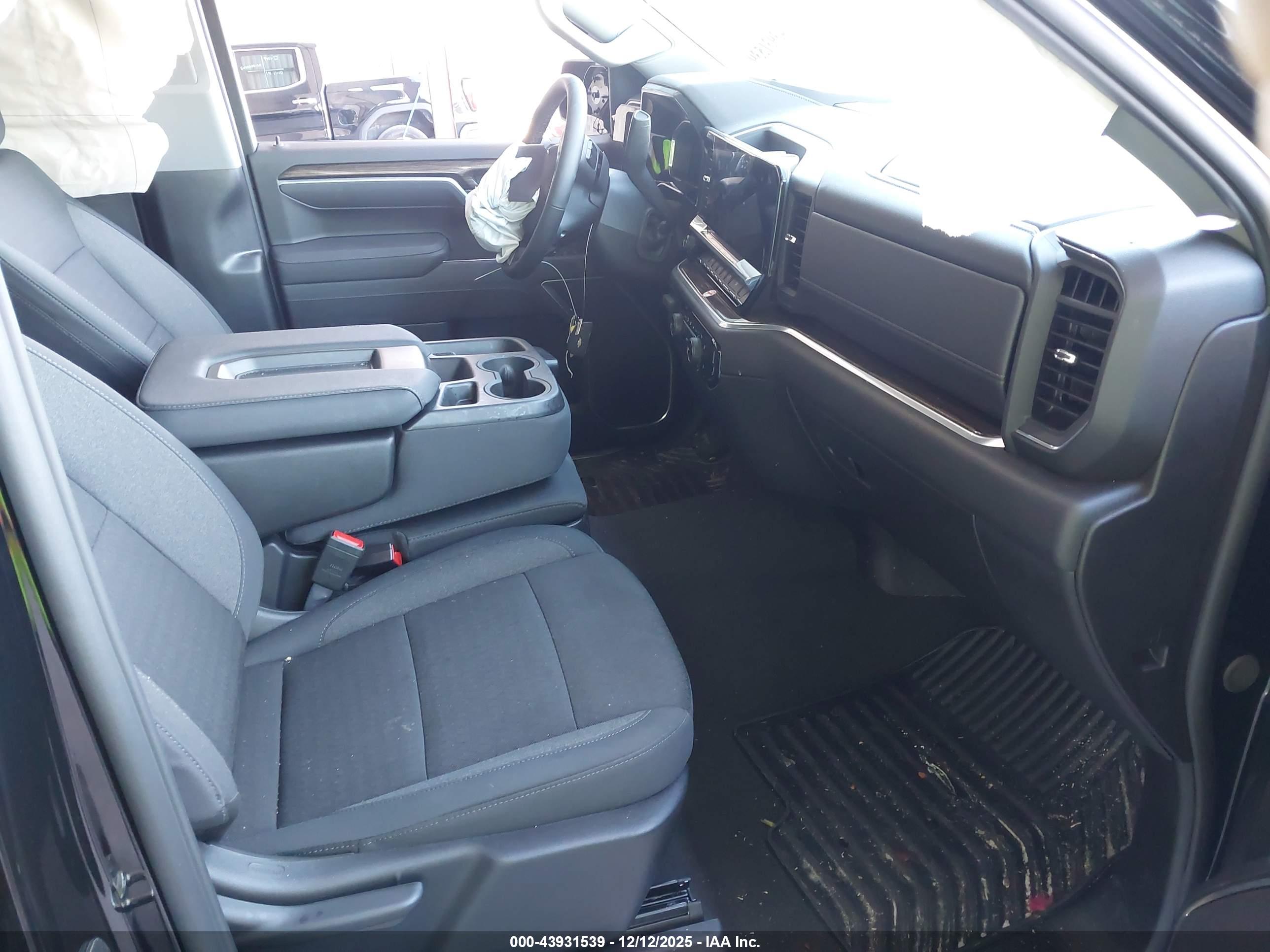CHEVROLET SILVERADO image 5
