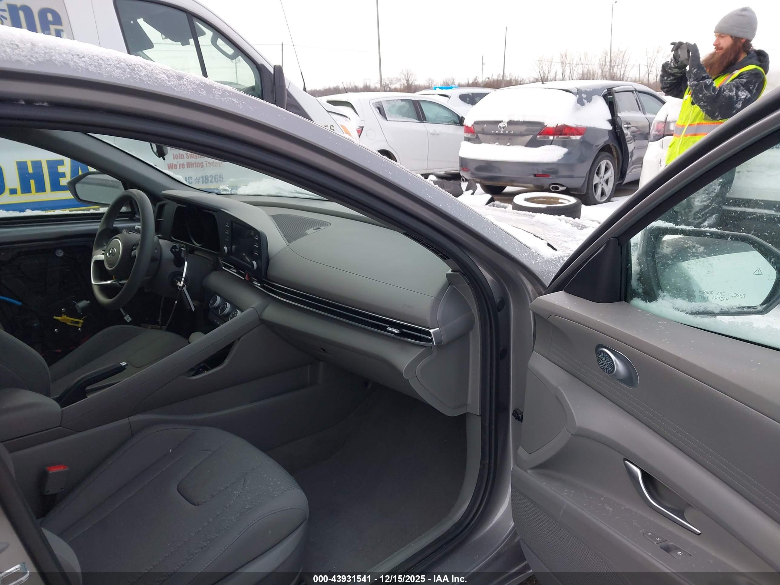 HYUNDAI ELANTRA image 5