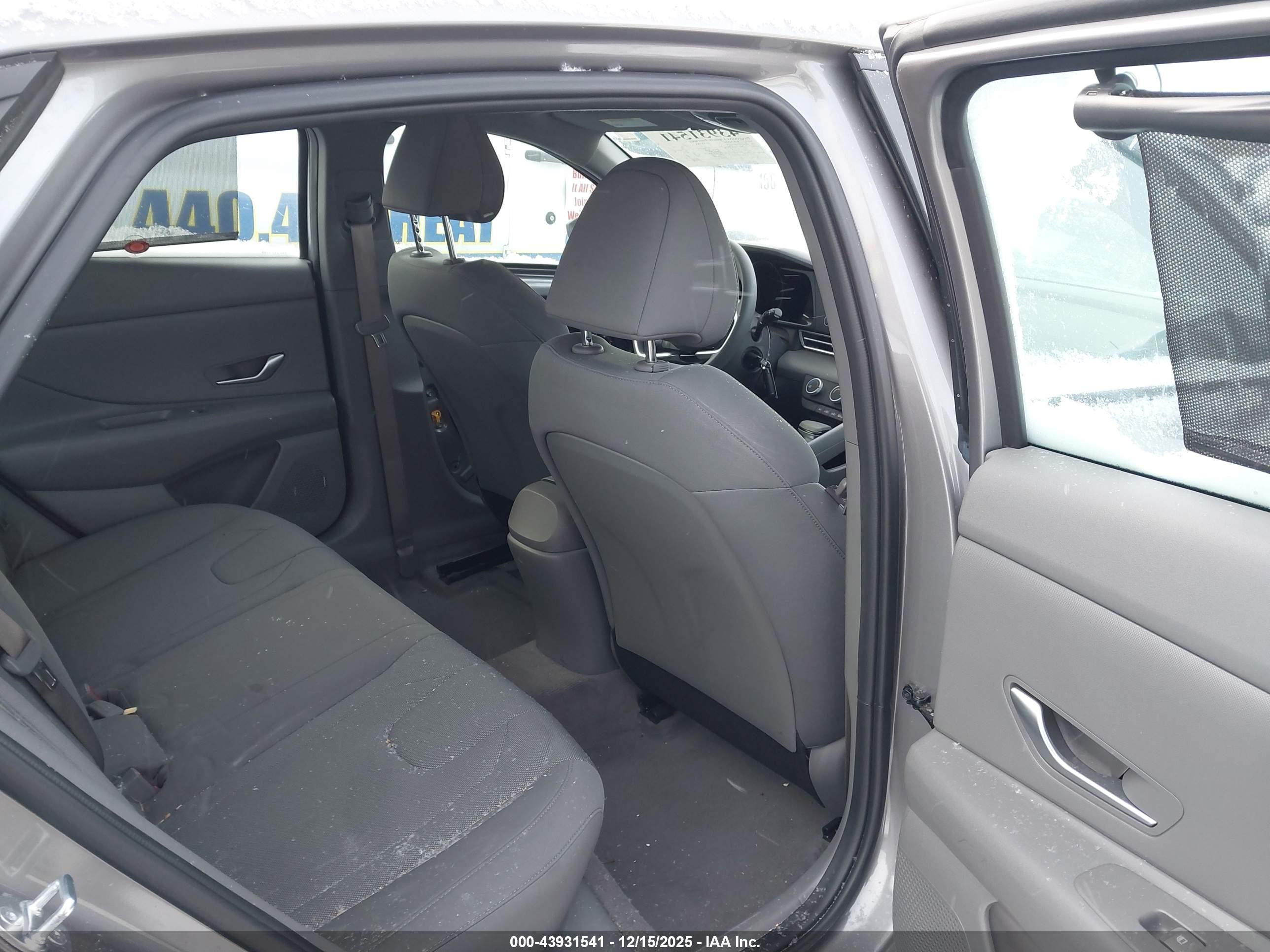 HYUNDAI ELANTRA image 8