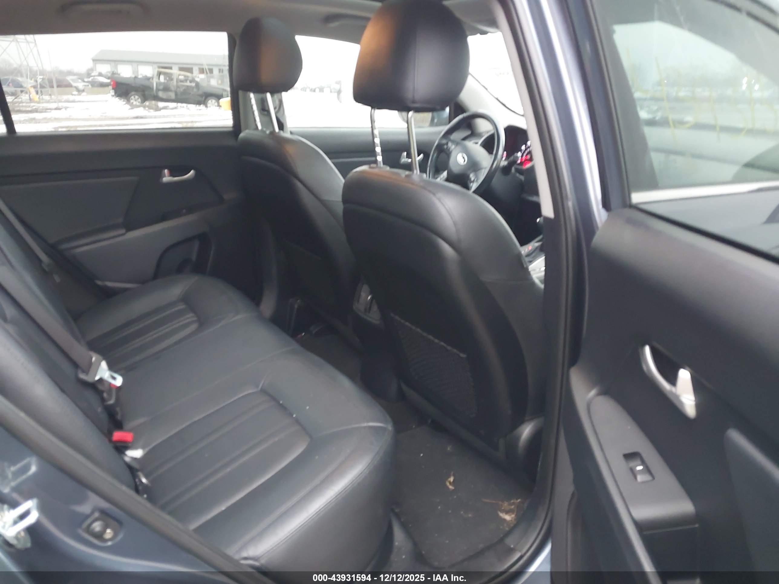 KIA SPORTAGE image 8