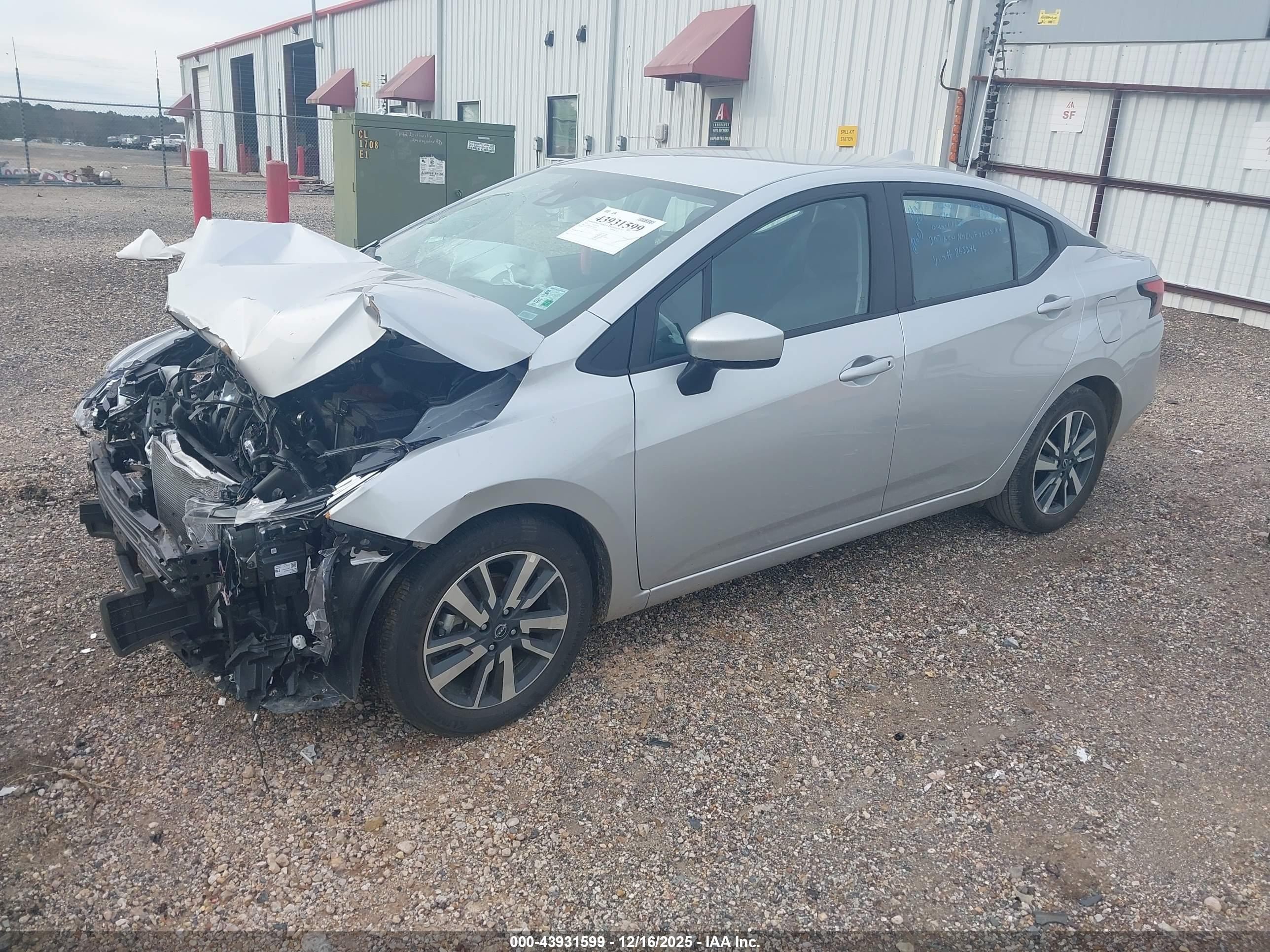 NISSAN VERSA image 2