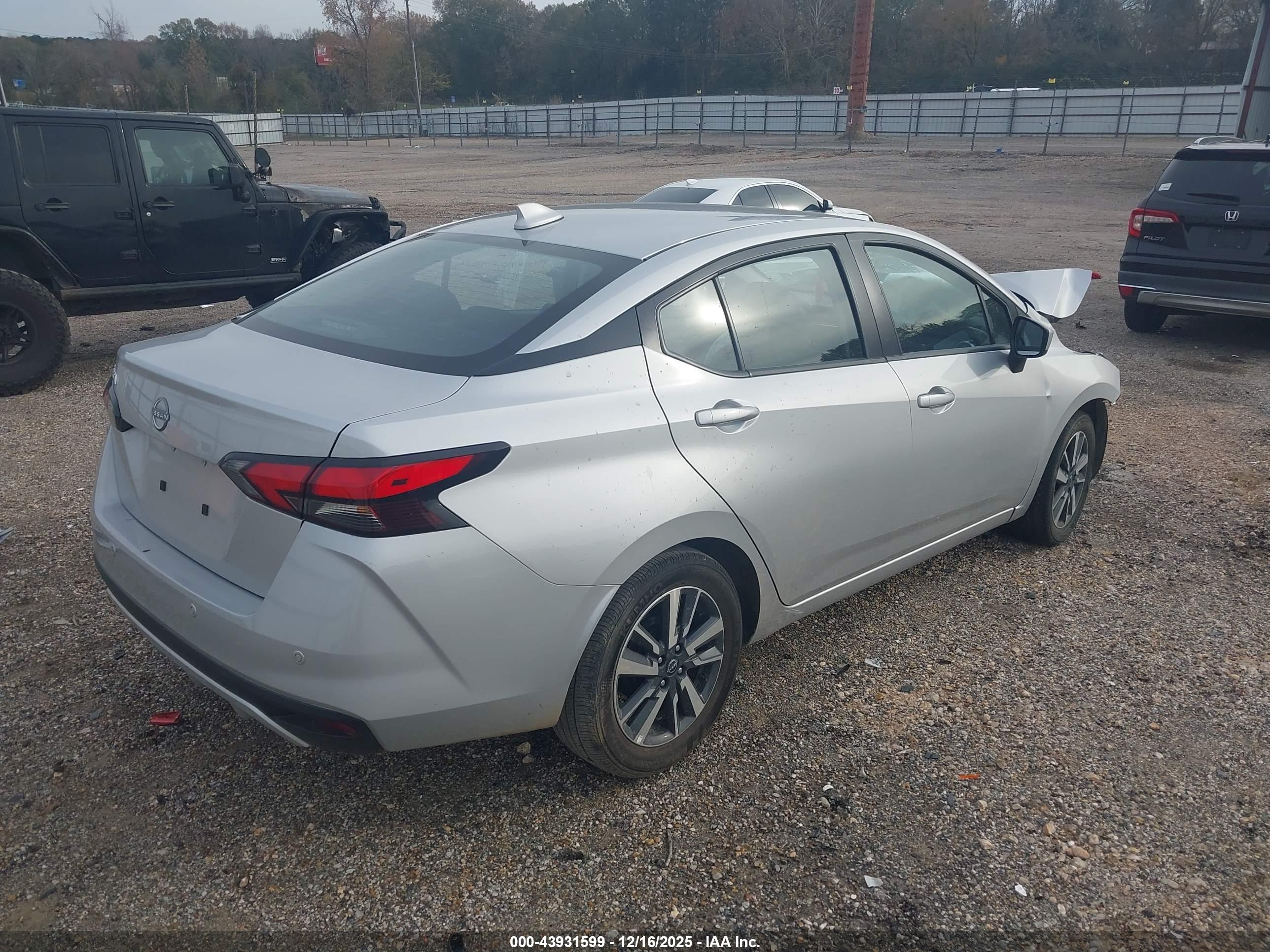 NISSAN VERSA image 4