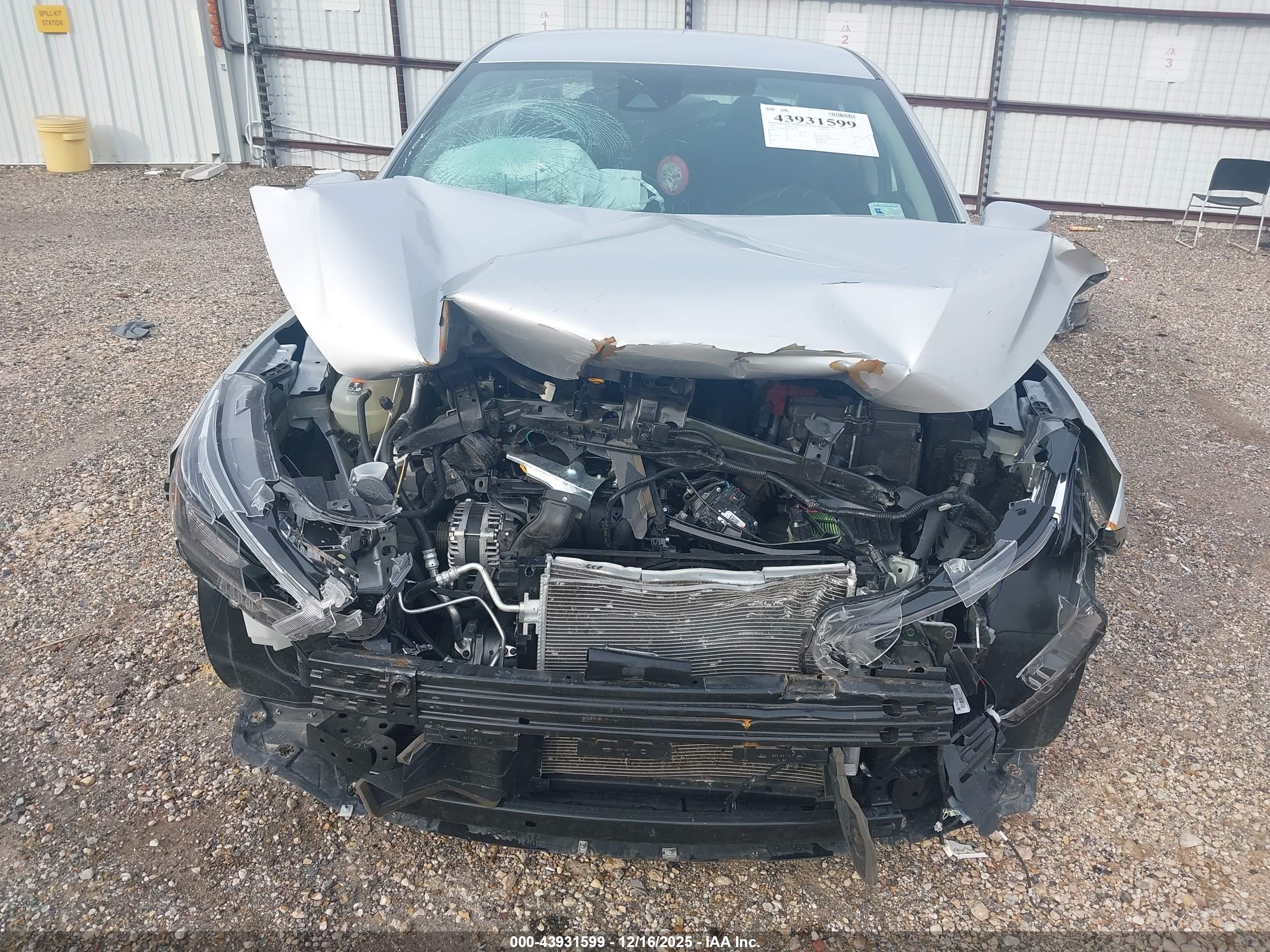 NISSAN VERSA image 6