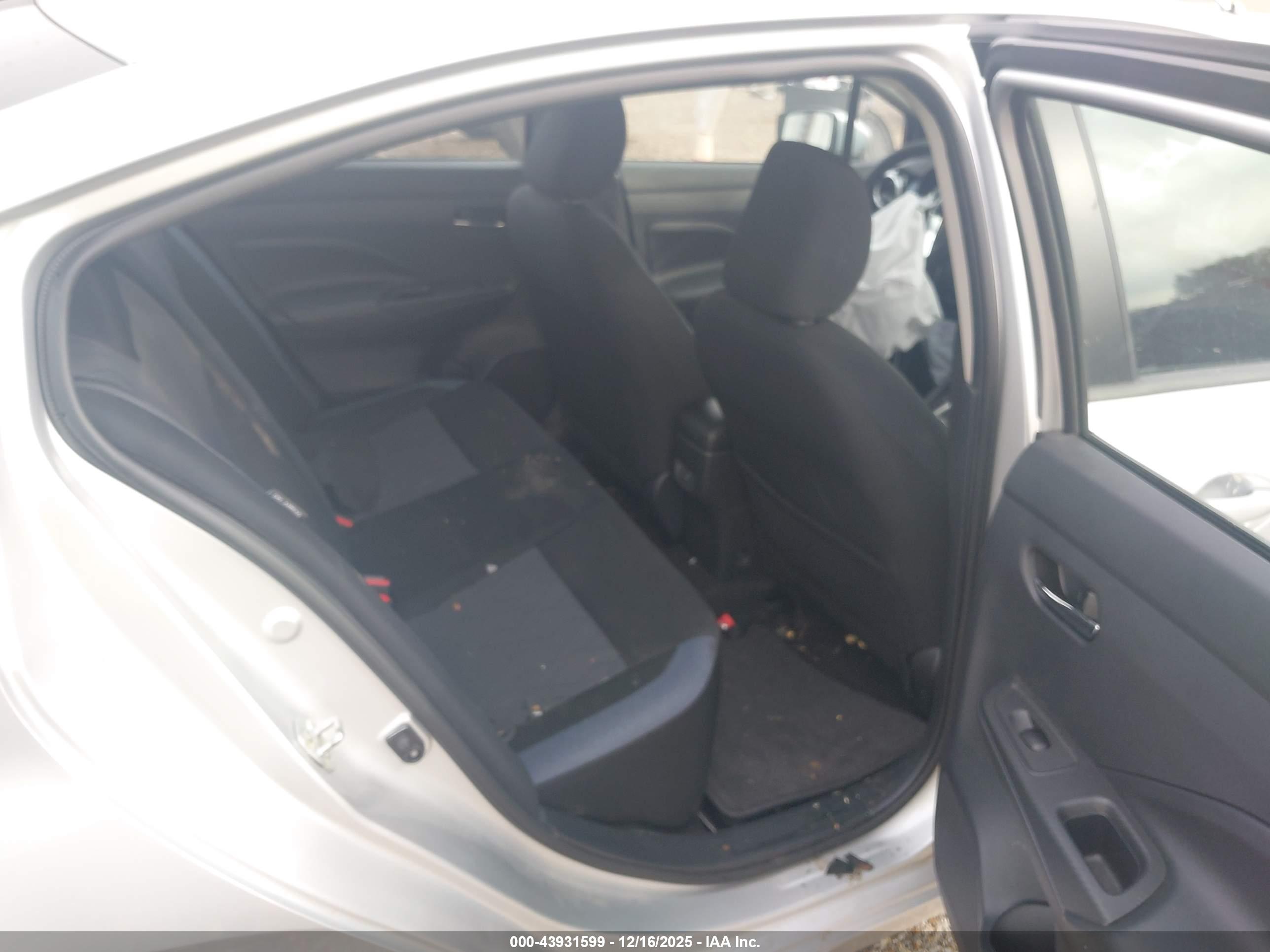 NISSAN VERSA image 8