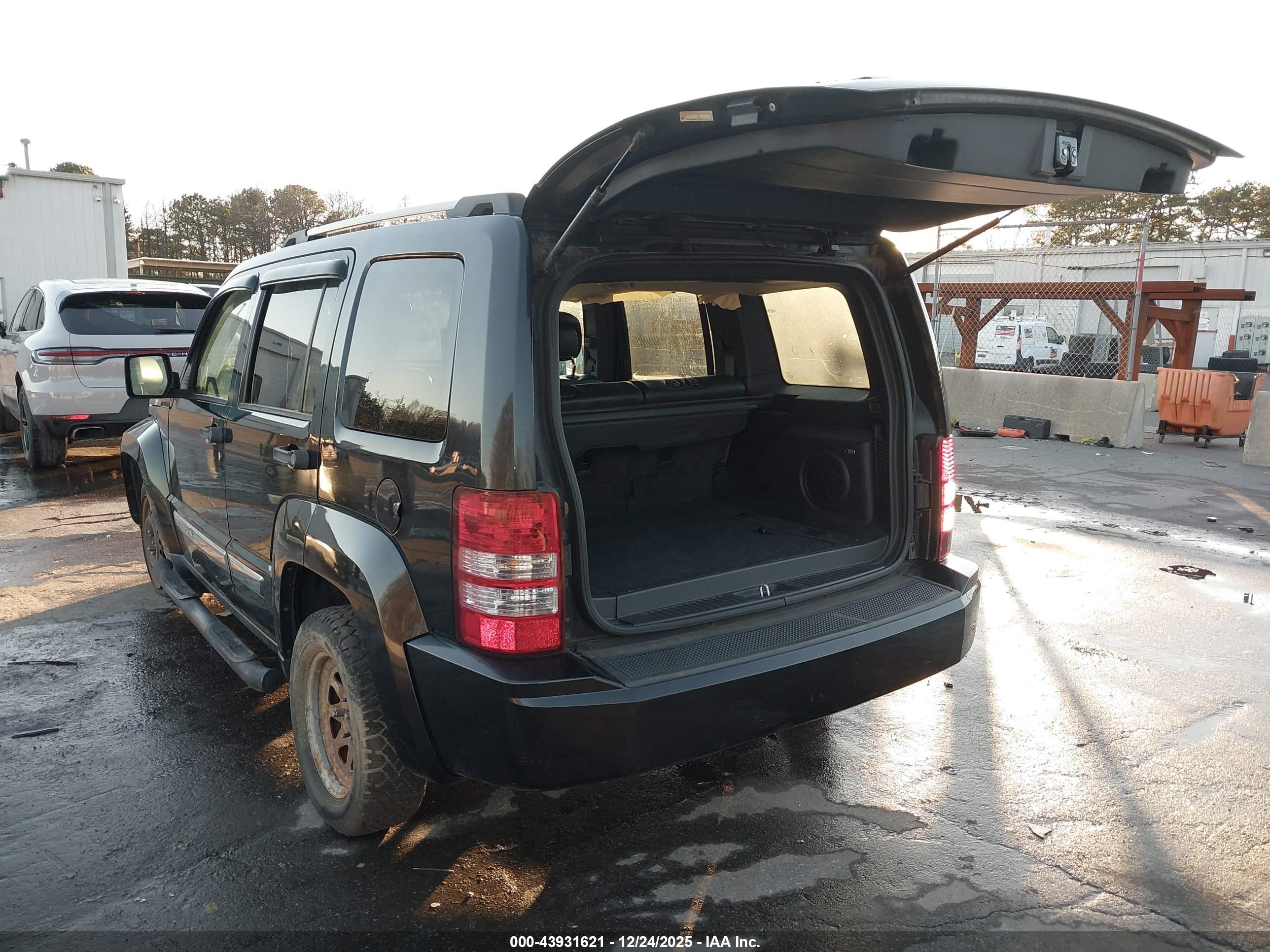 JEEP LIBERTY image 3