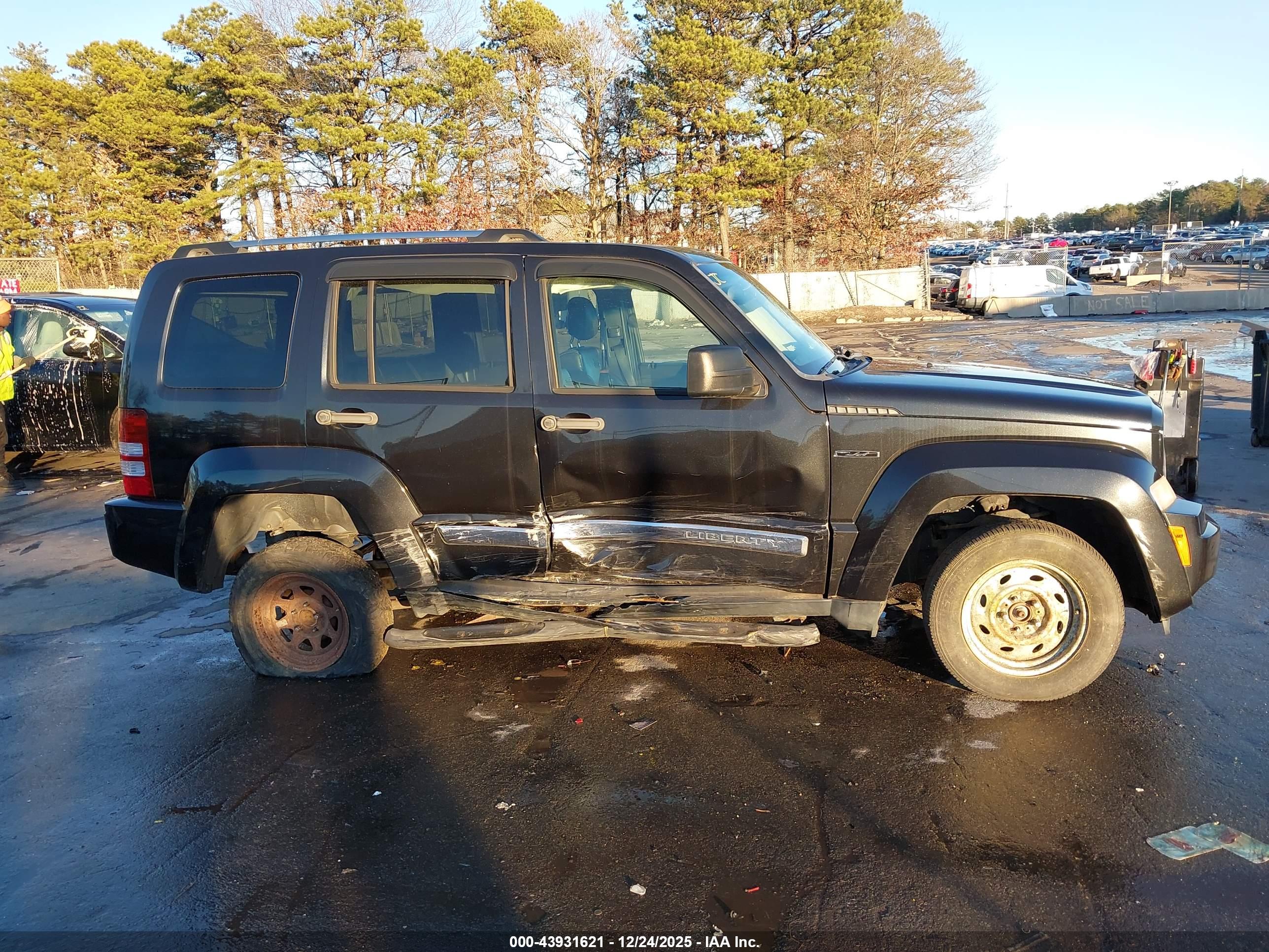 JEEP LIBERTY image 6