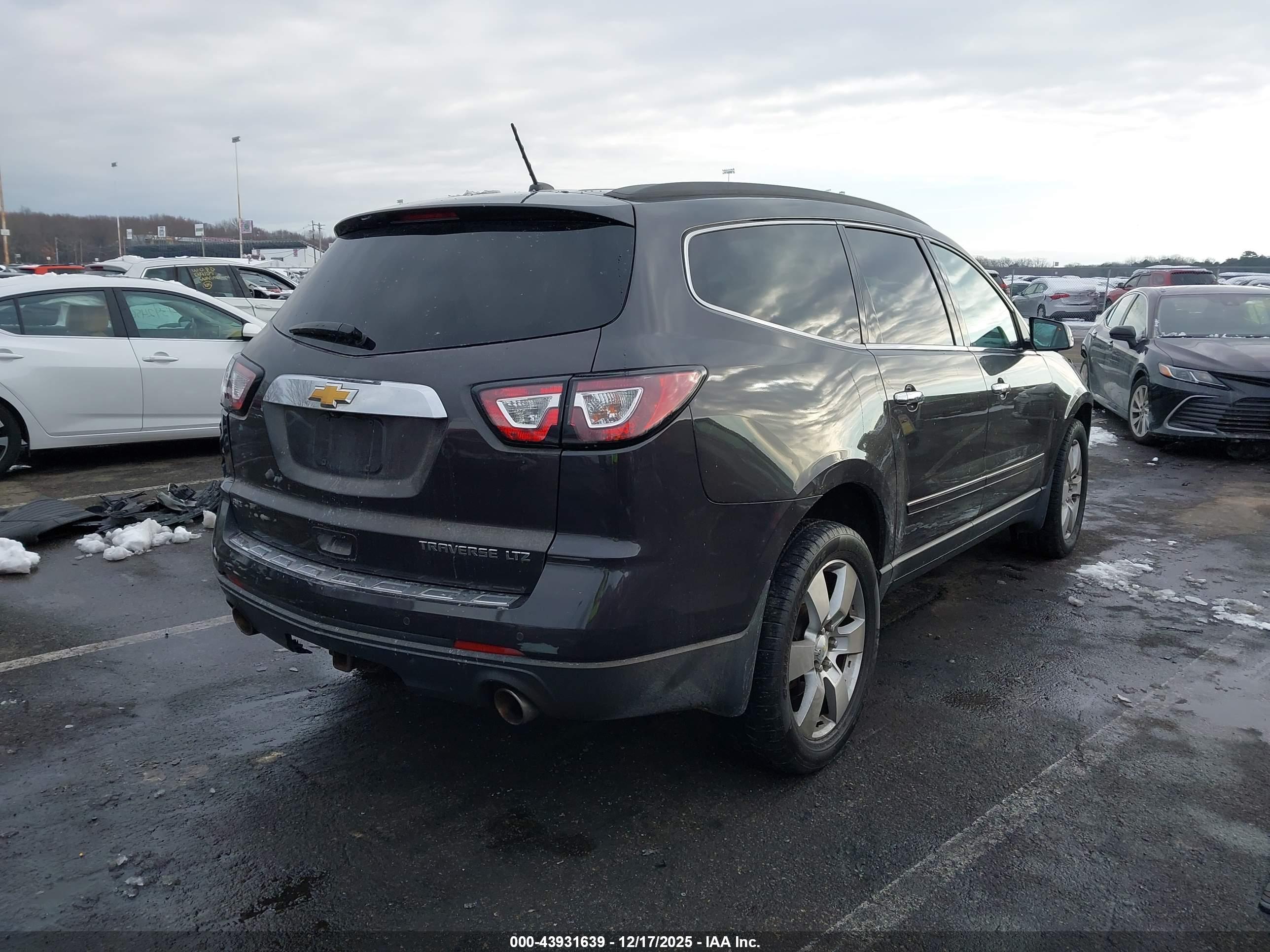 CHEVROLET TRAVERSE image 4