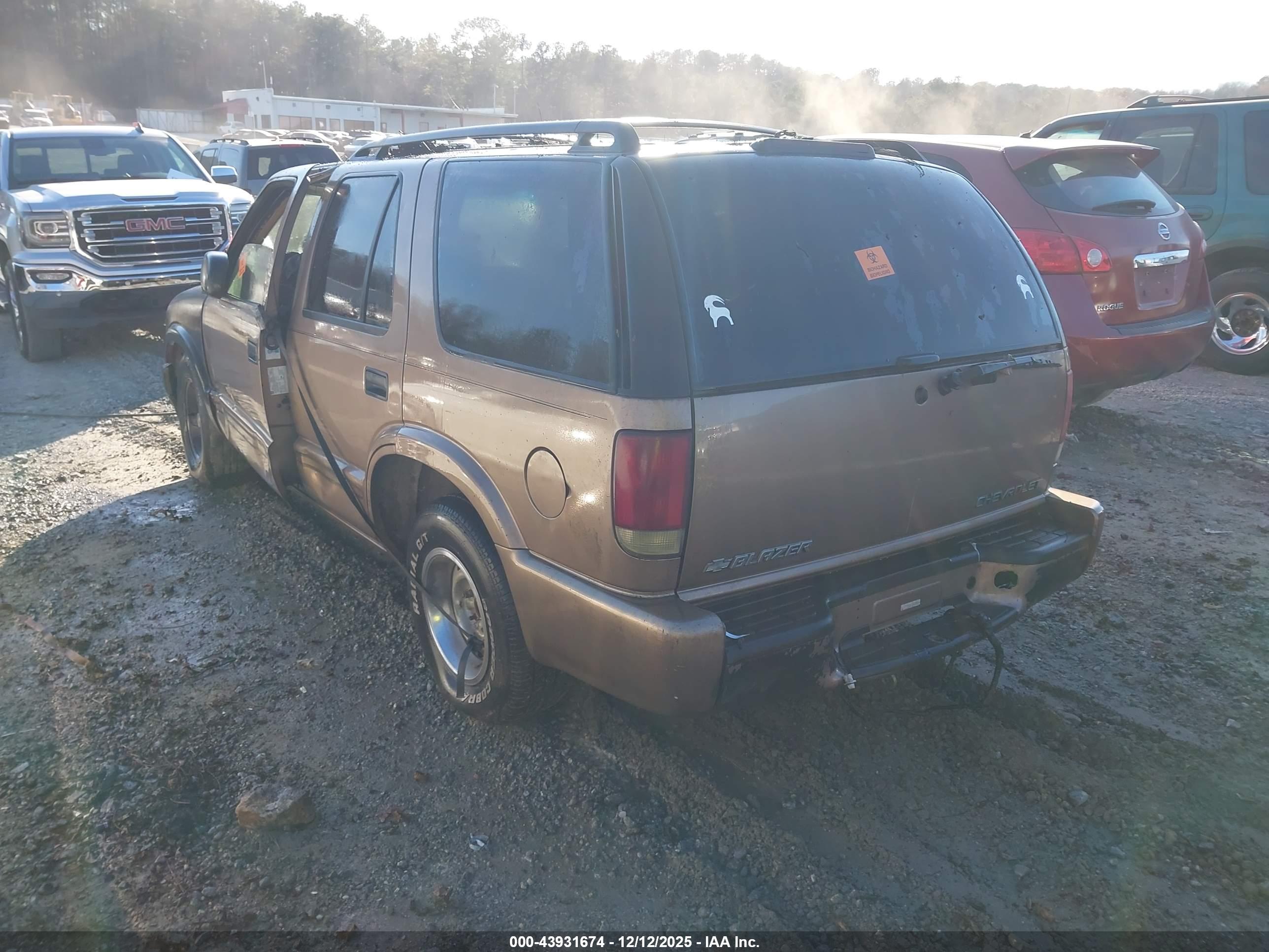 CHEVROLET BLAZER image 3