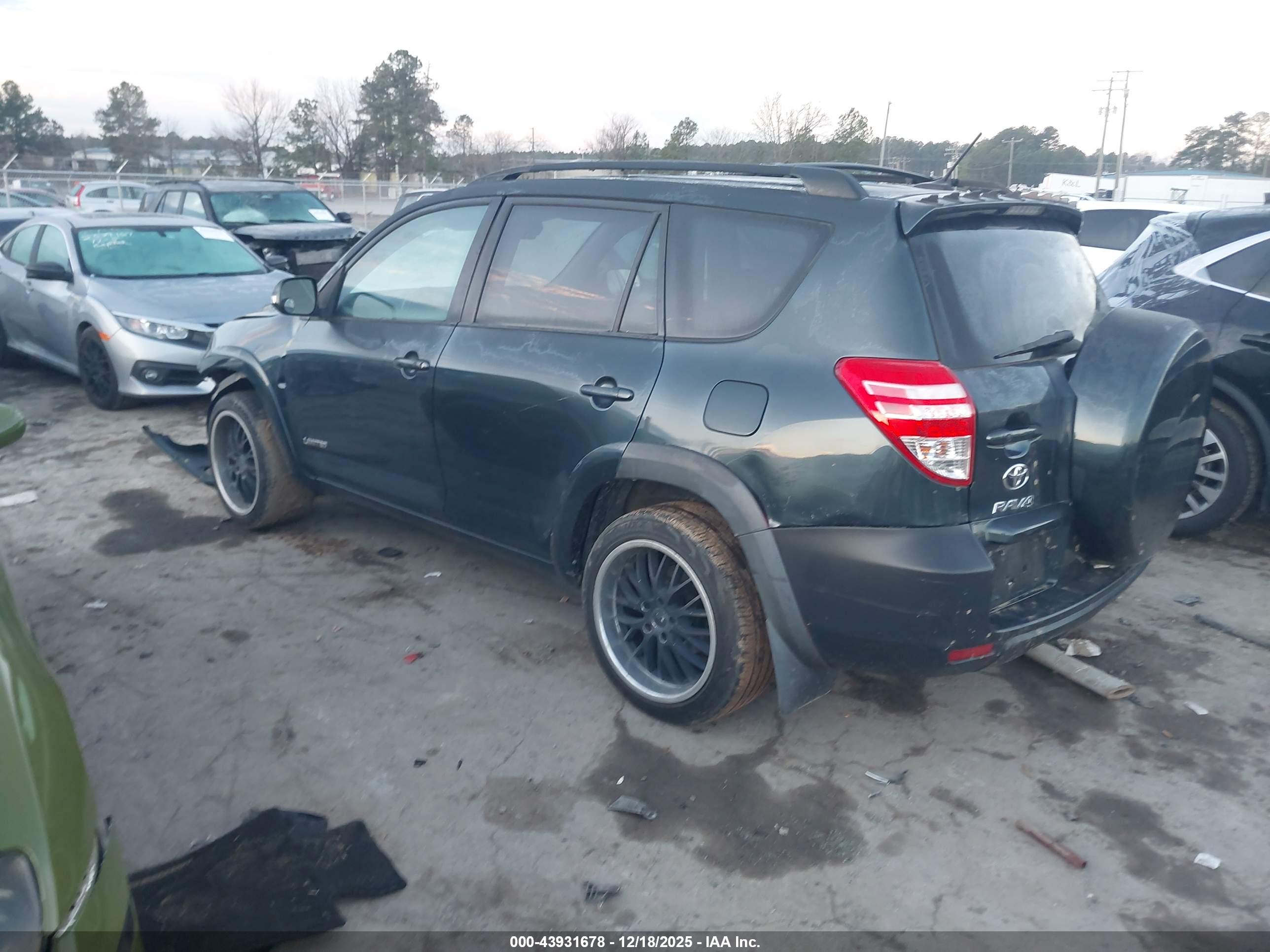 TOYOTA RAV4 image 3