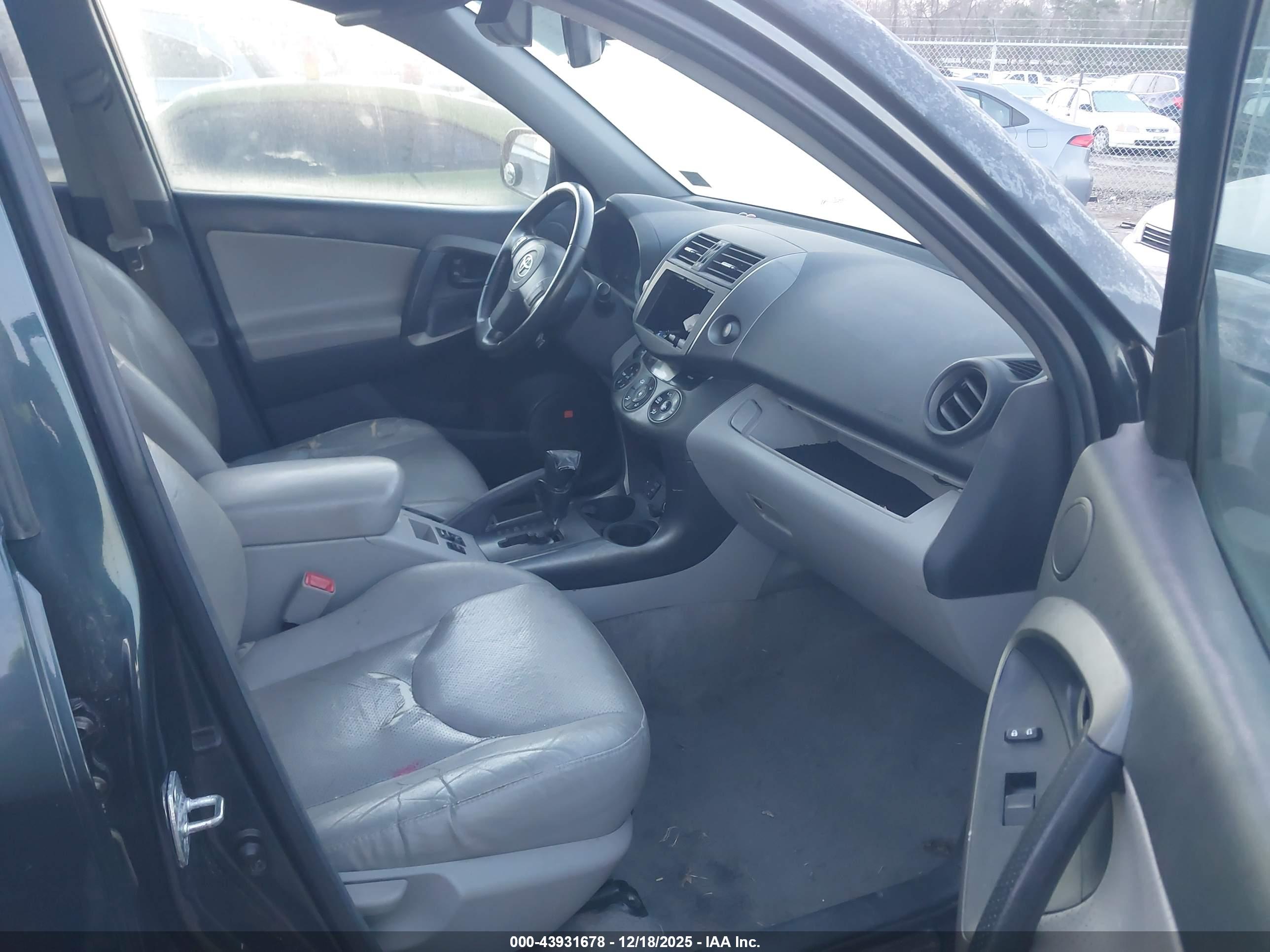 TOYOTA RAV4 image 5