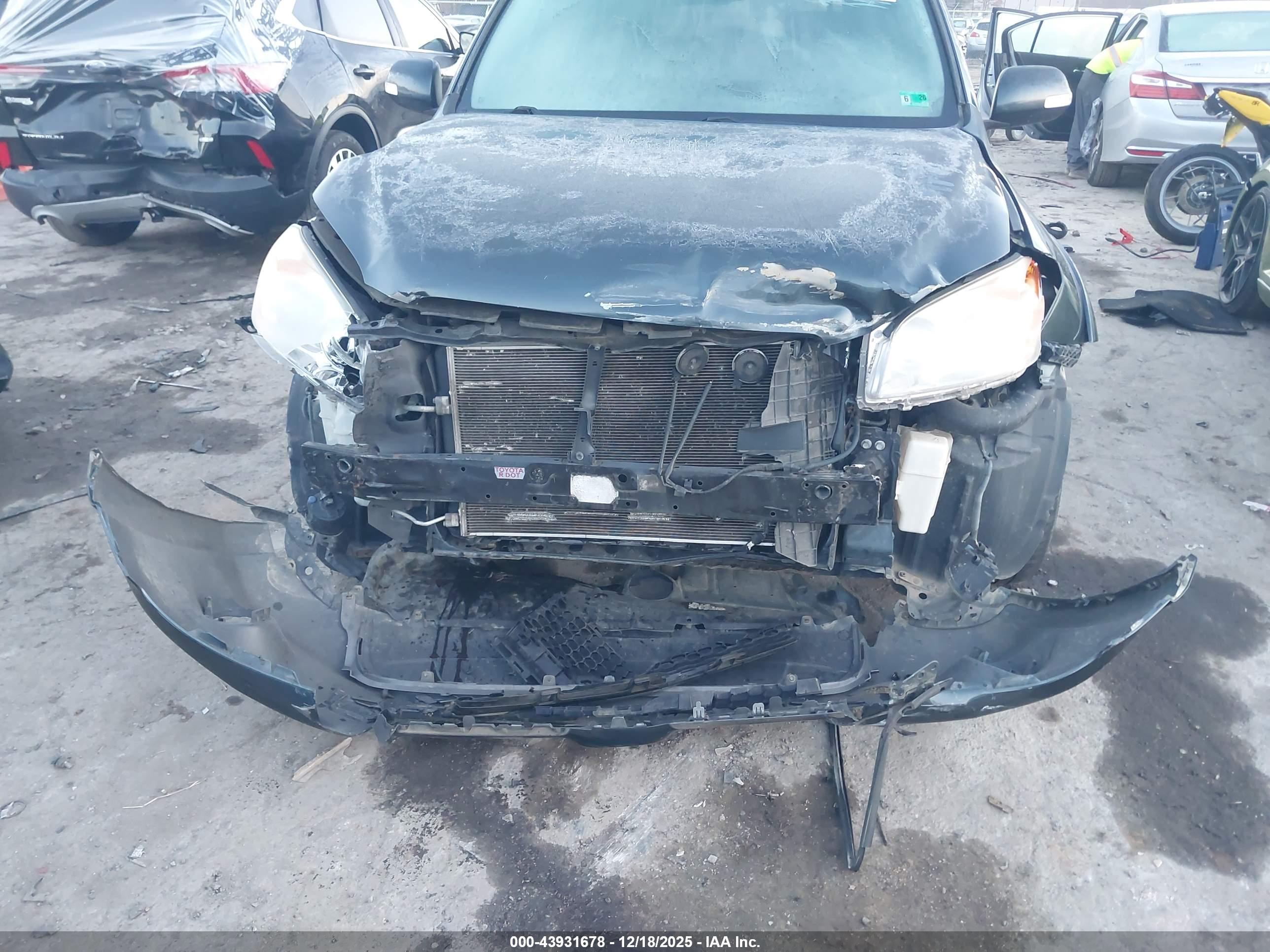 TOYOTA RAV4 image 6