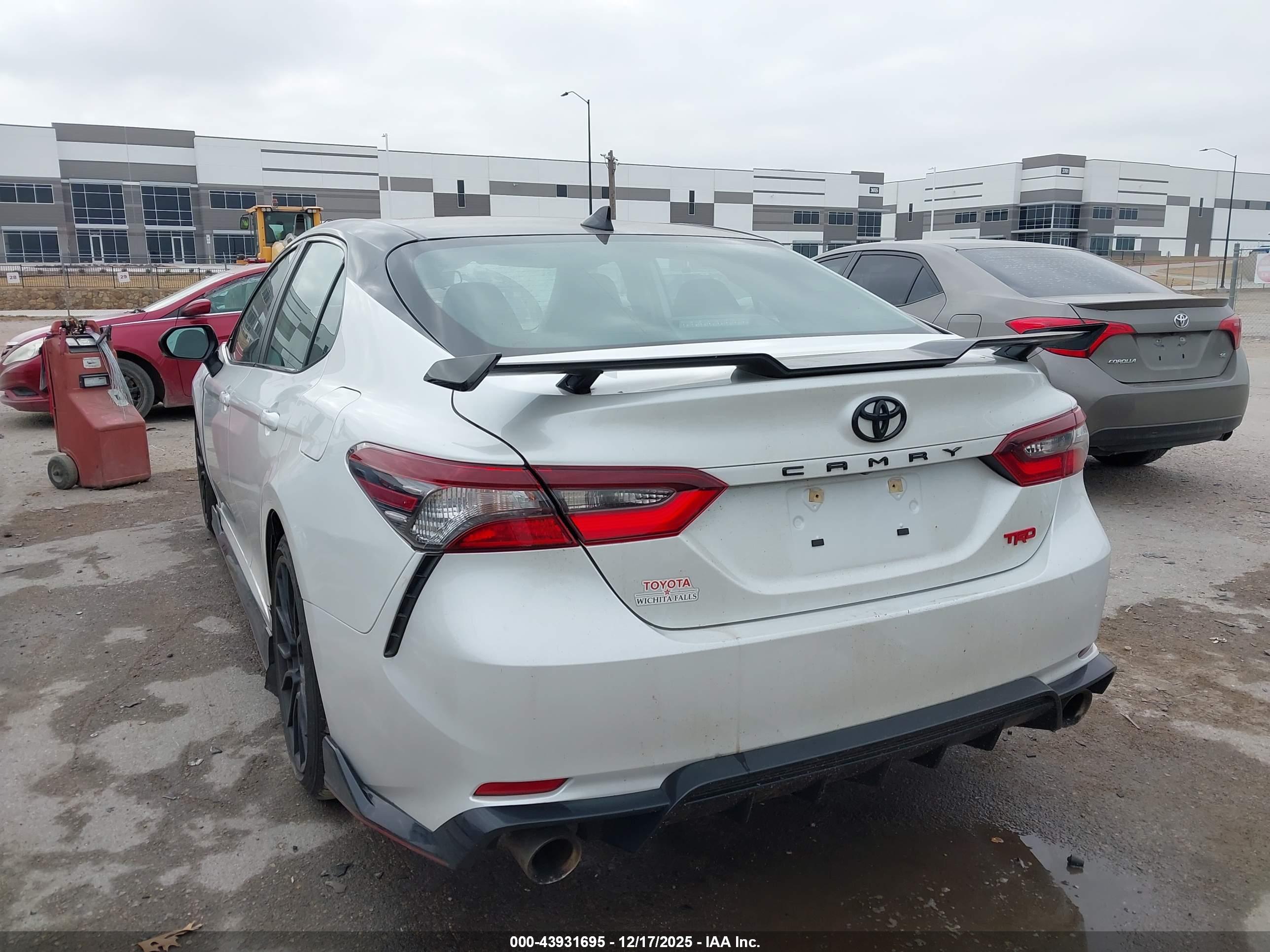 TOYOTA CAMRY image 3