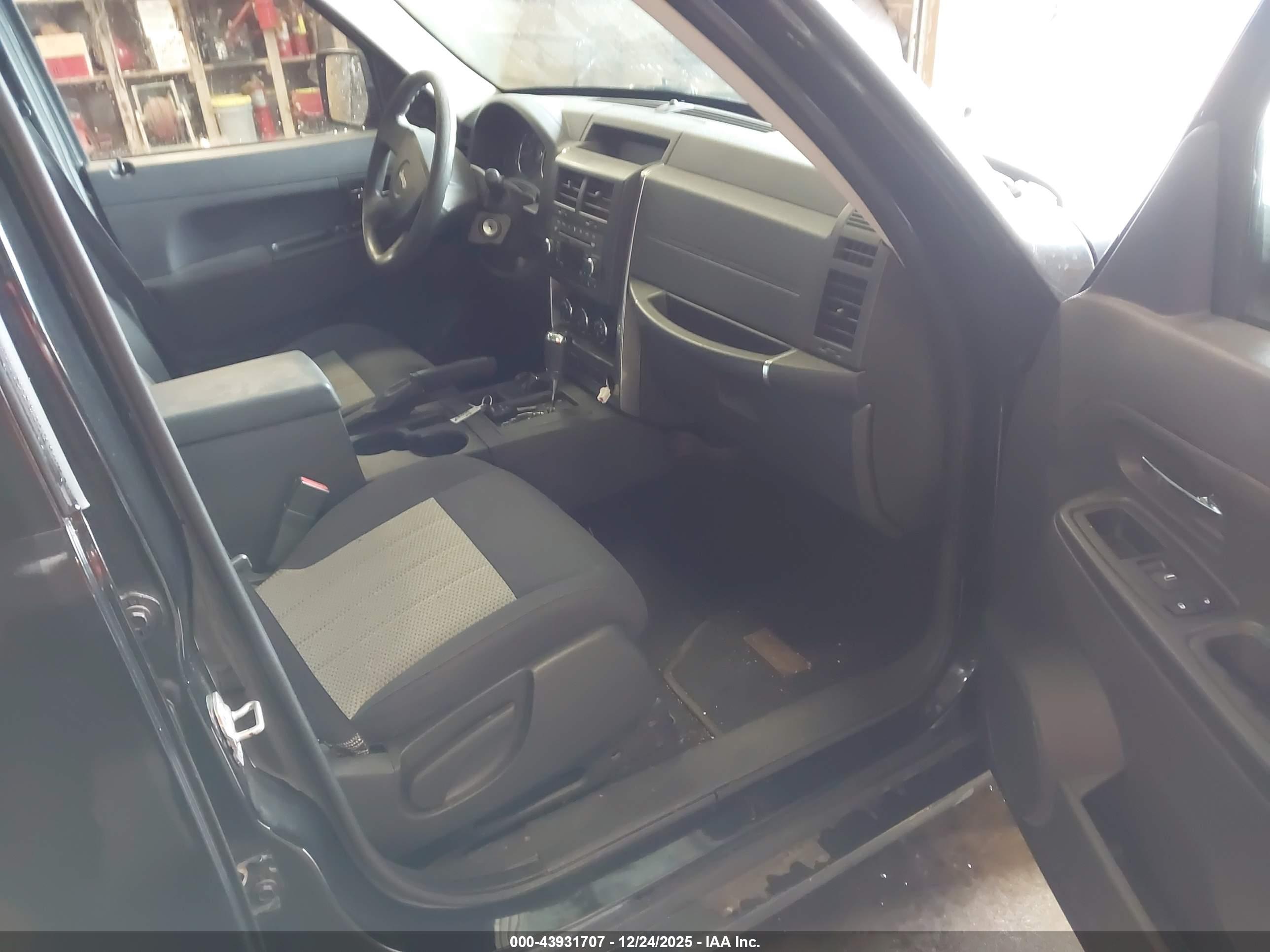 JEEP LIBERTY image 5