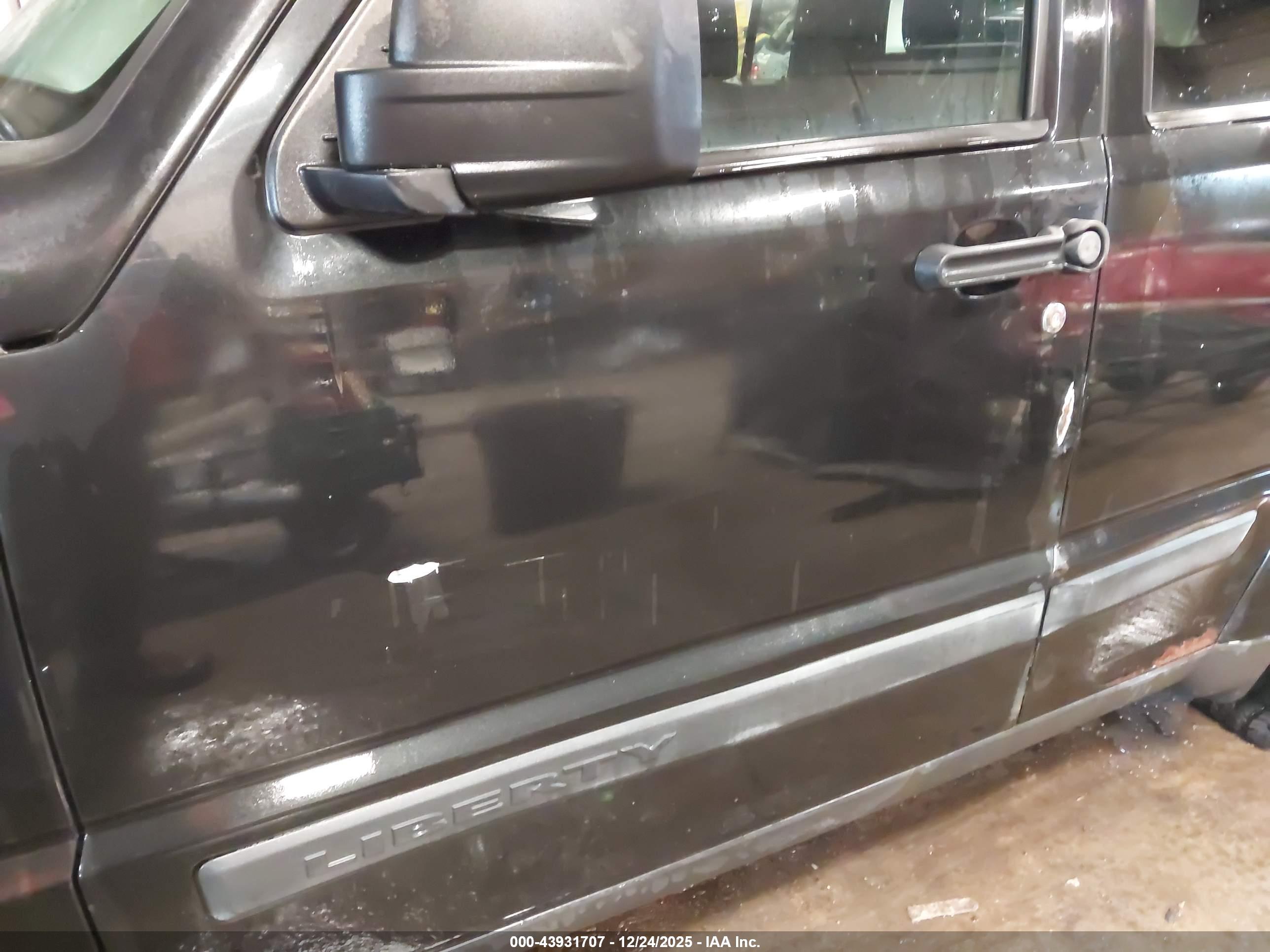 JEEP LIBERTY image 6