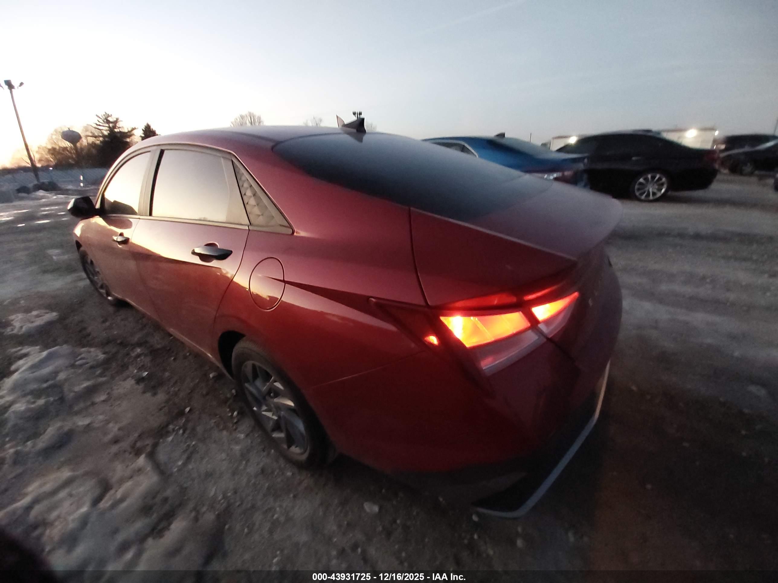 HYUNDAI ELANTRA image 3