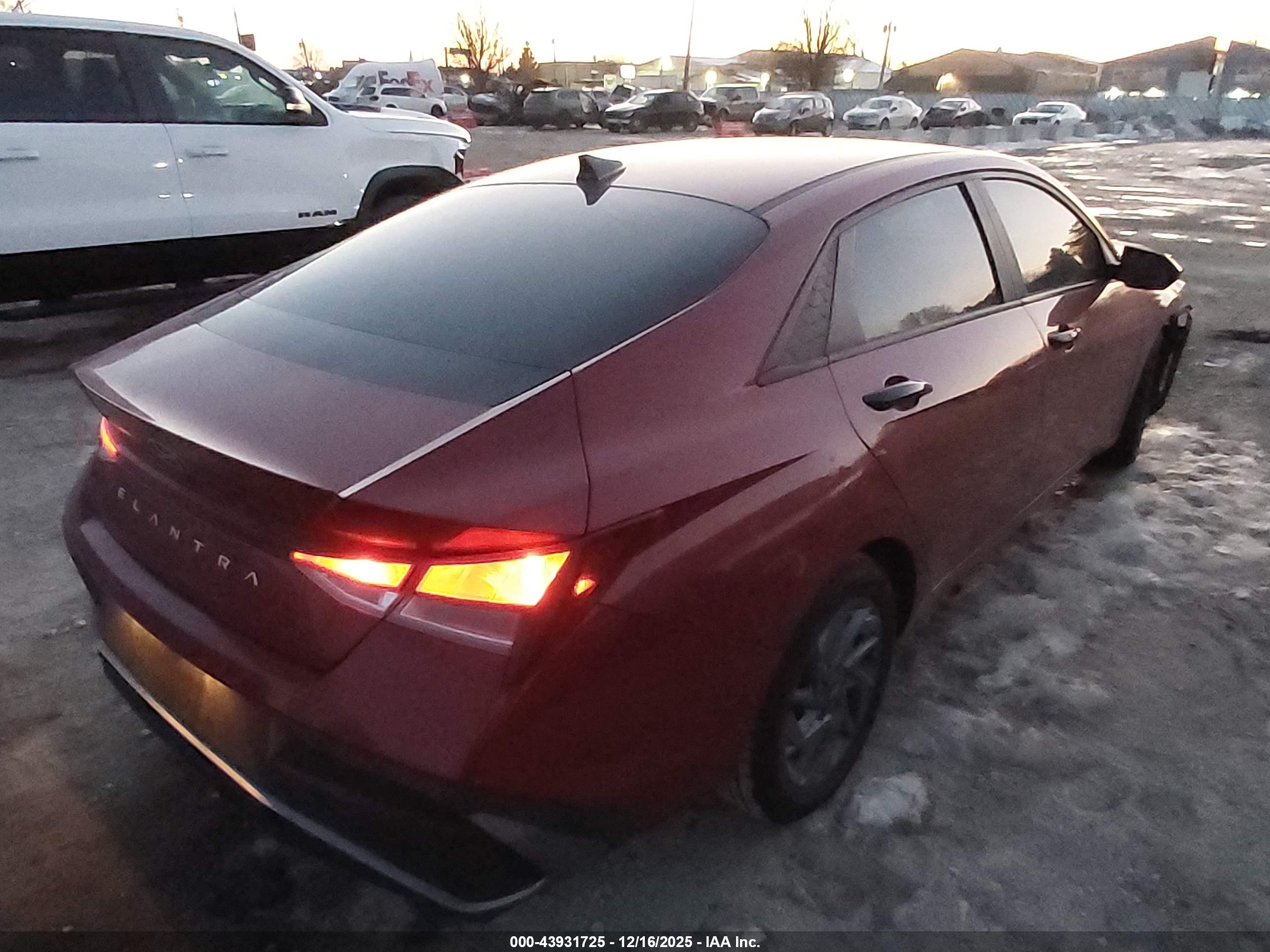 HYUNDAI ELANTRA image 4