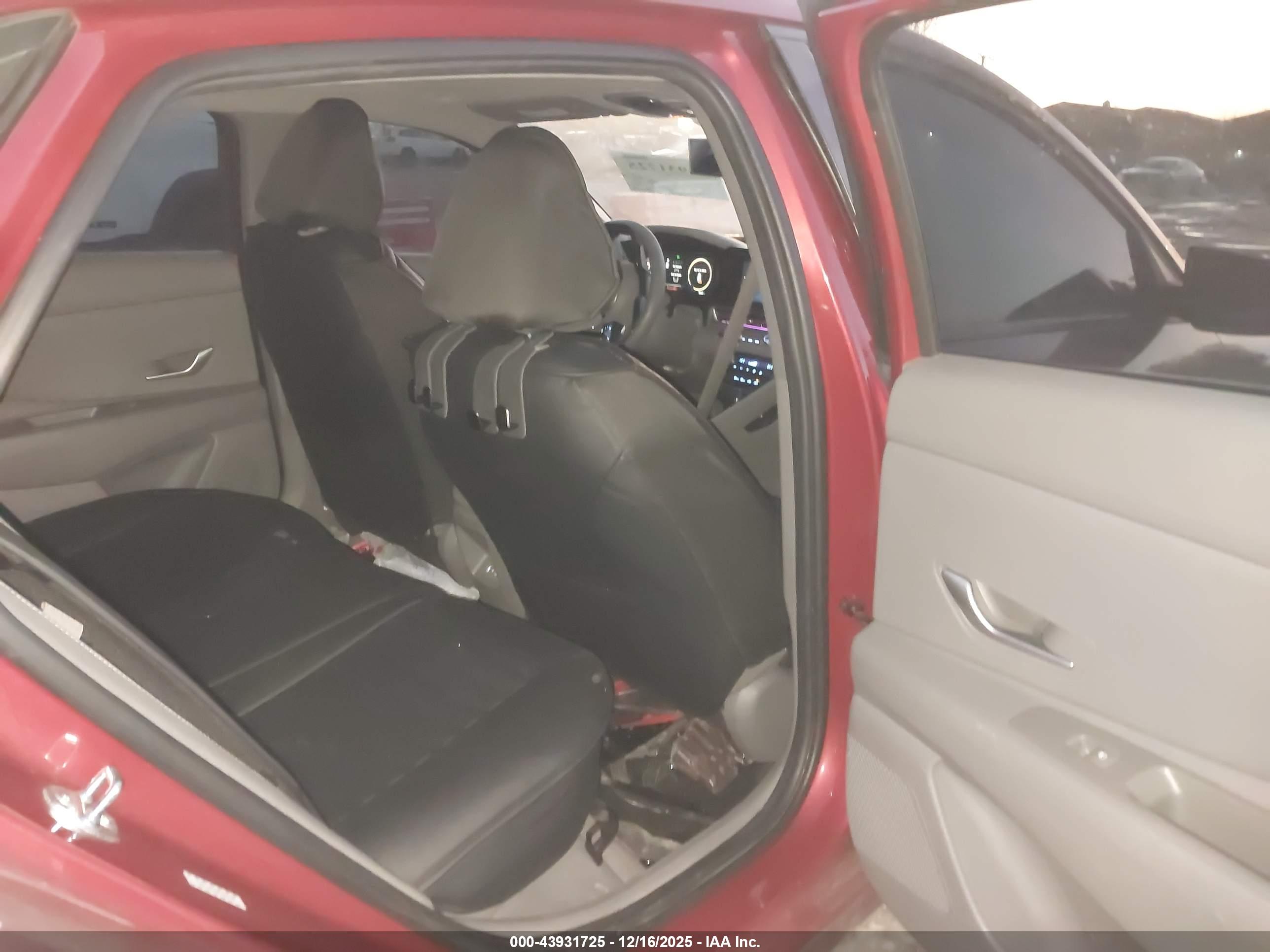 HYUNDAI ELANTRA image 8