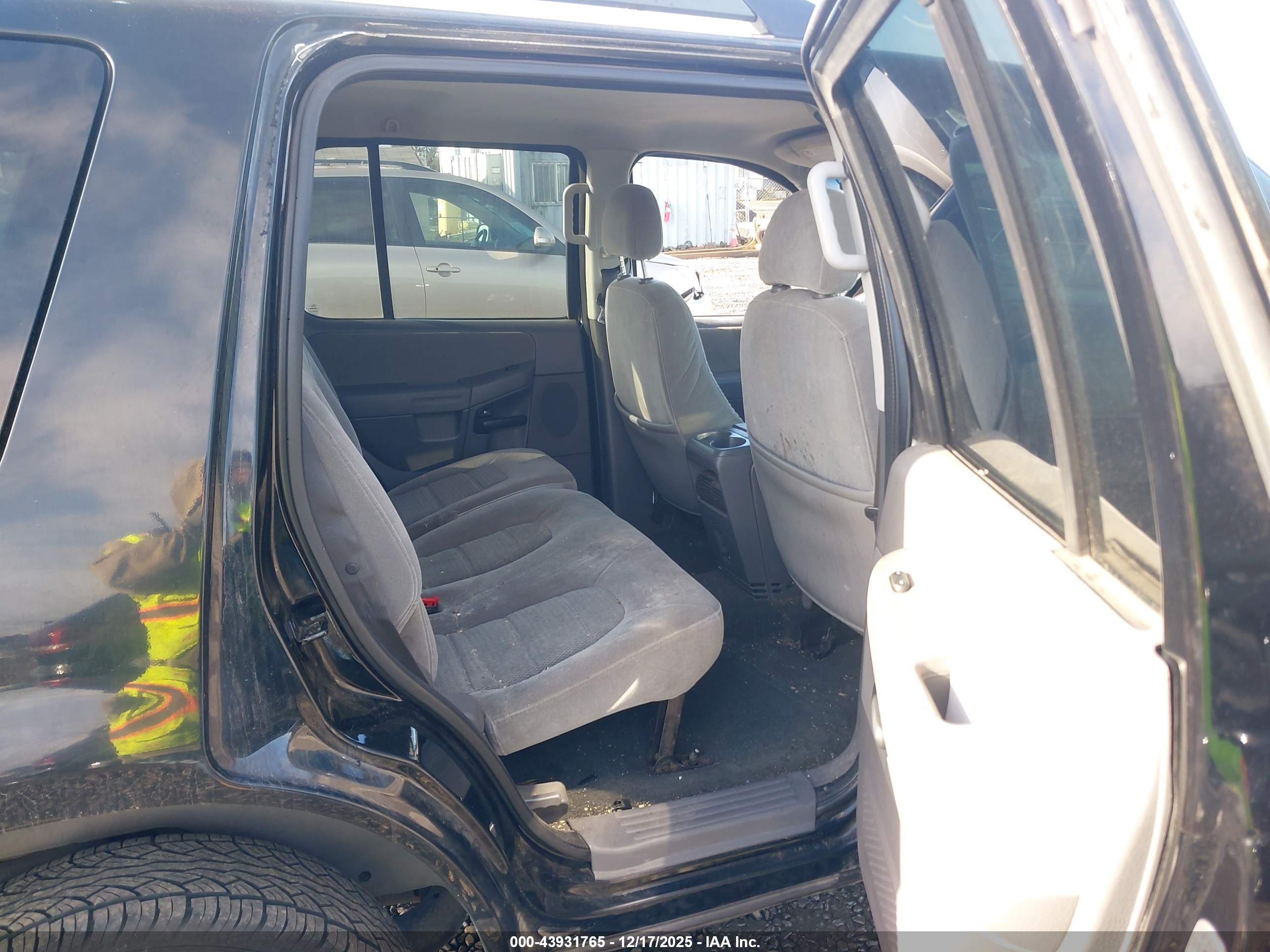 FORD EXPLORER image 8